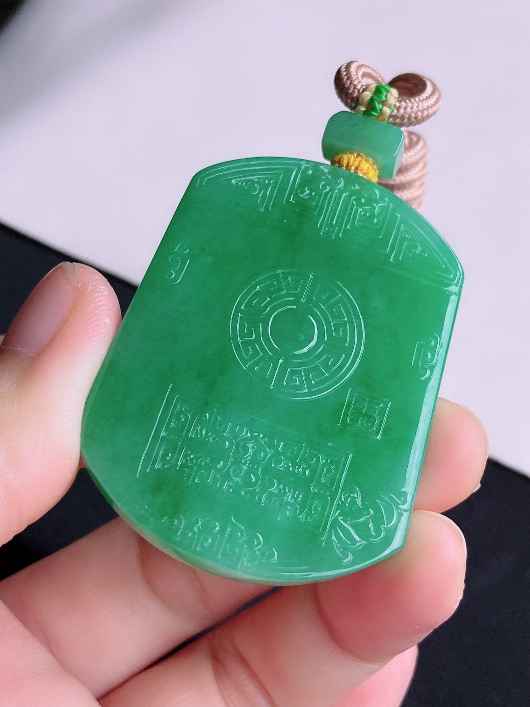️，翠绿平安牌，简约时尚，尺寸51/39.6/5.8/自然光实拍