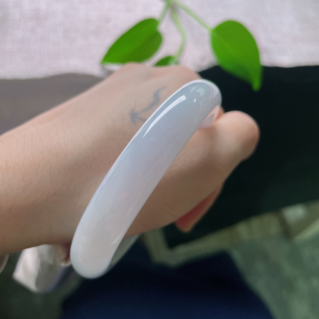 58.8/12/8.4，正圈，无裂，洒金平安镯，玉质温润细腻，点点金韵散落在素玉之上，温柔别致。ss58761a