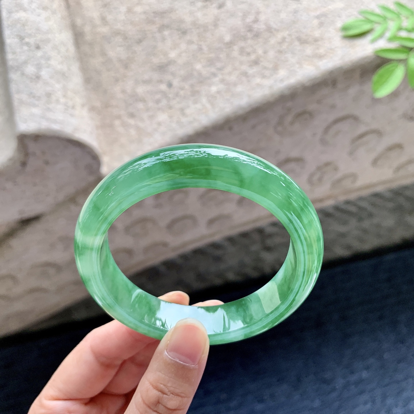 正圈56 57 圈口56.6/13.6/8.6 编码W6091641 糯冰飘绿，水润，种老，细腻，打灯有絮线