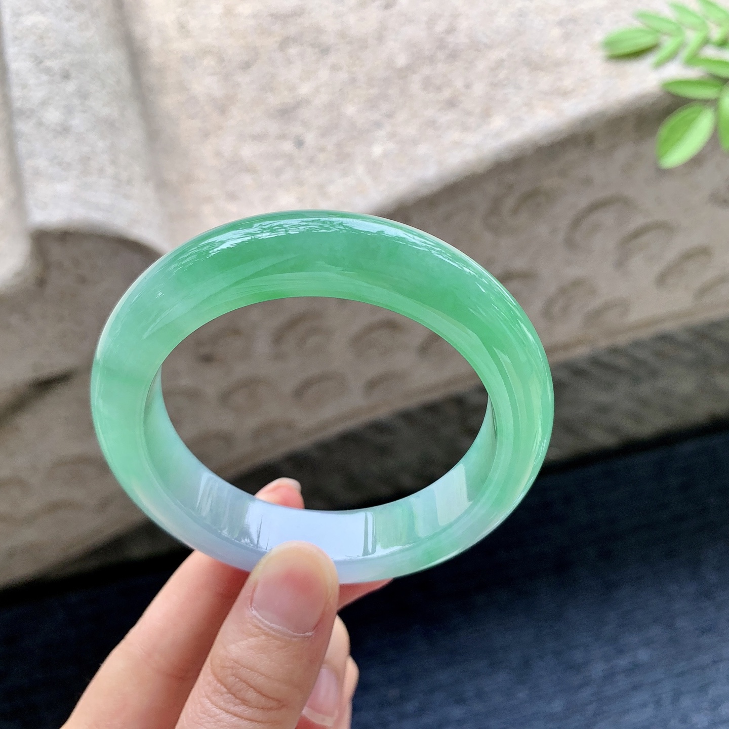 正圈55 56 圈口55.4/13.1/9.4 编码TT091640 糯冰椿彩，水润，种老，细腻，打灯有絮线