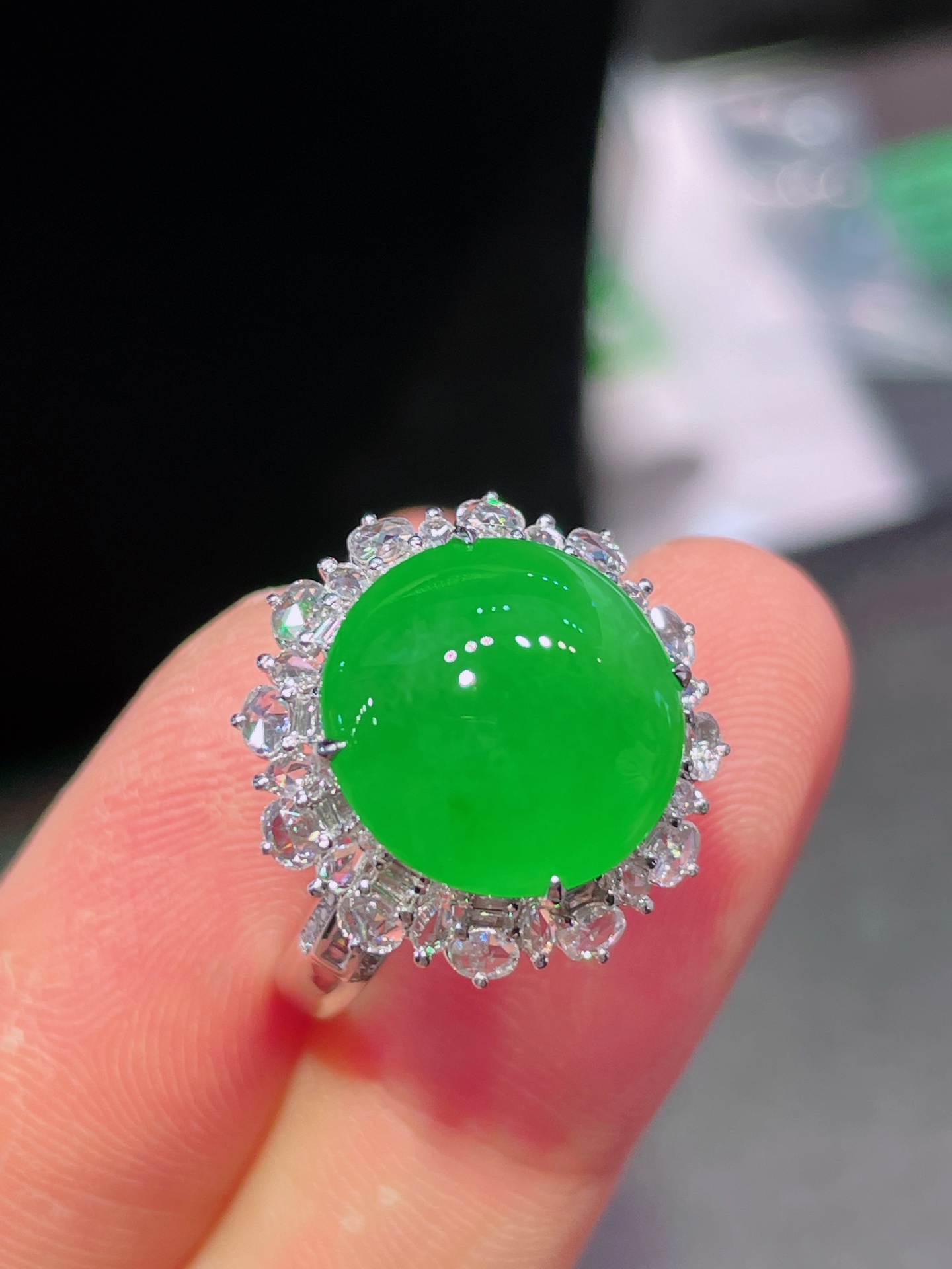 ️高冰绿蛋面戒指 晶莹剔透，新颖时尚，无裂，13-4