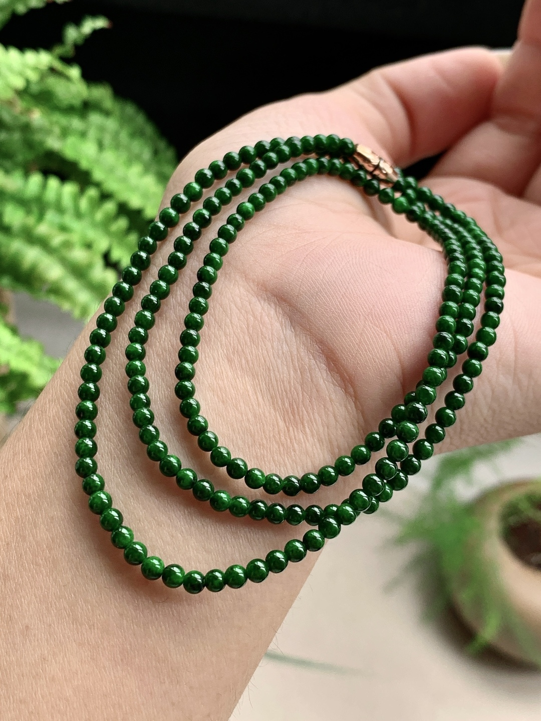 【珠子】️糯冰辣绿珠链圆珠子珠链 【说明】缅甸 性比高 【尺寸】3mm，28cm 【重量】8克
