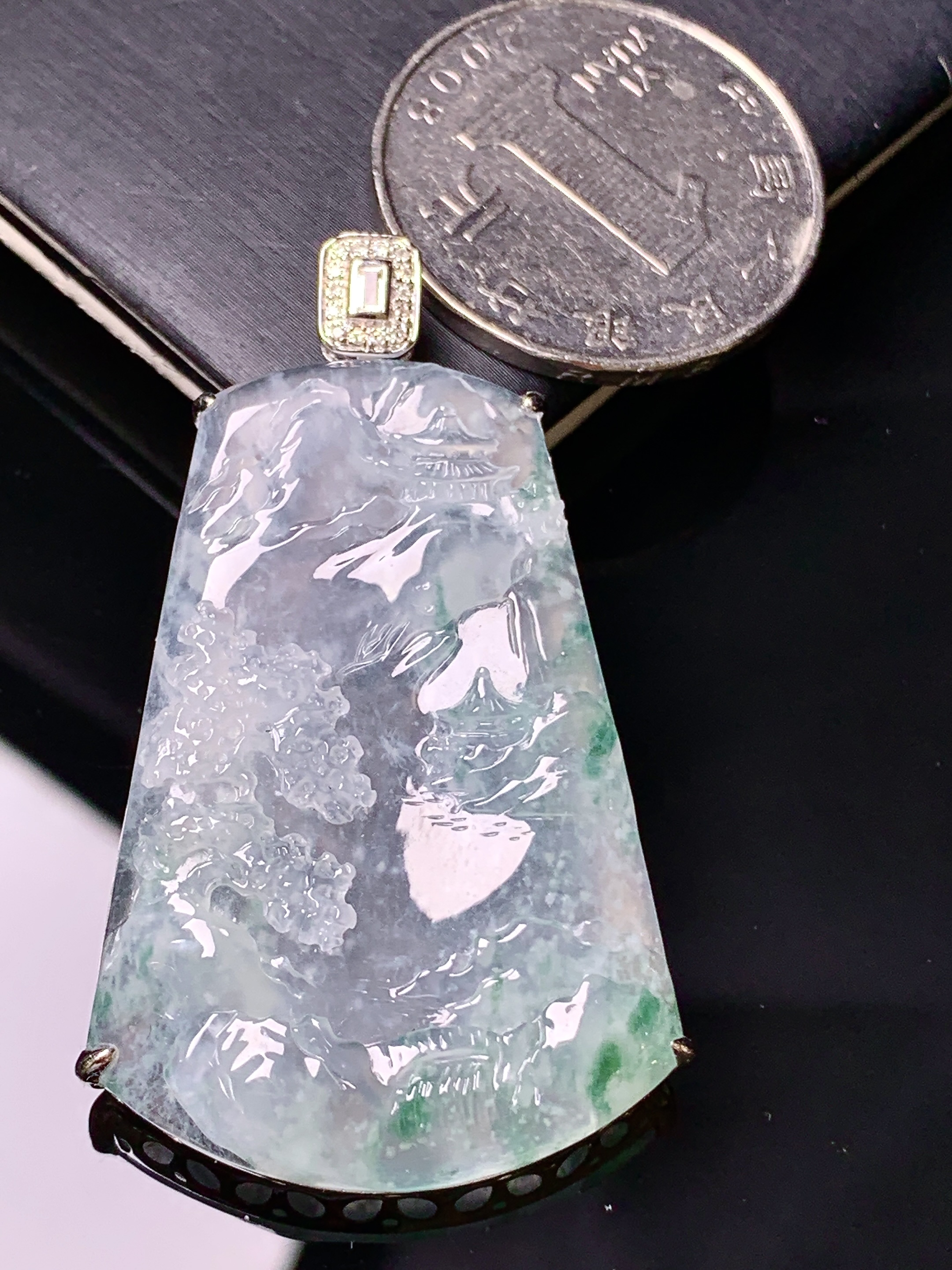 18k金钻镶嵌飘绿山水吊坠 玉质细腻 色泽艳丽清新 水润亮眼 整体尺寸47.8*26.2*6.5 c1