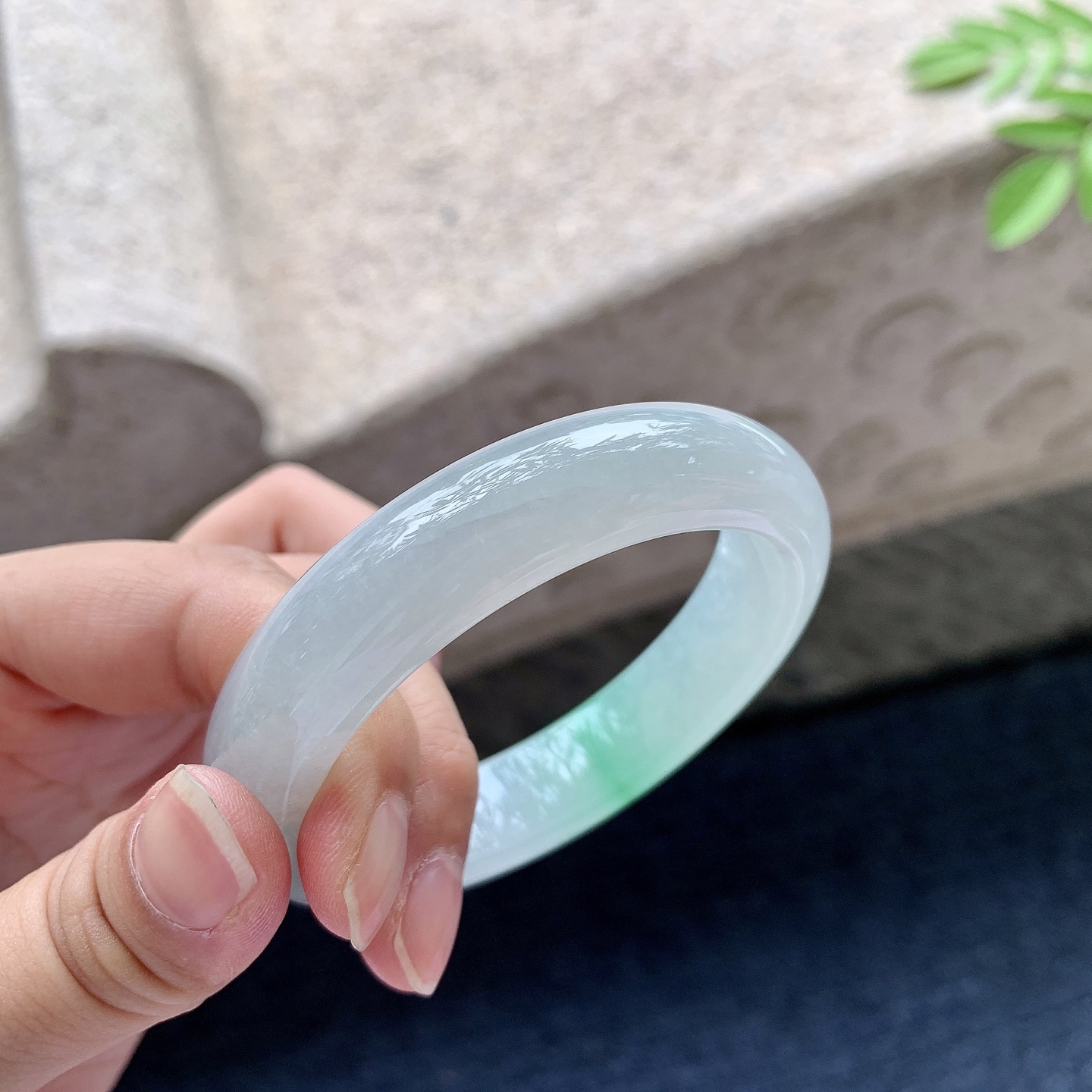 正圈52 53 圈口53.2/13/8.2 编码G9091621 糯冰飘绿，水润，种老，细腻，打灯有纹线