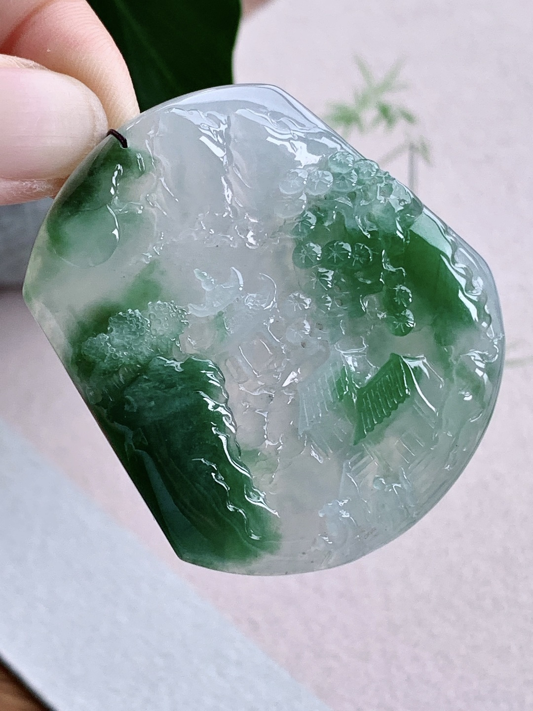 【裸石】冰飘绿大山水牌吊坠 【说明】缅甸 性比高 飘湖水绿 厚装 【尺寸】54-48.6-6.6 【重量】35.4克