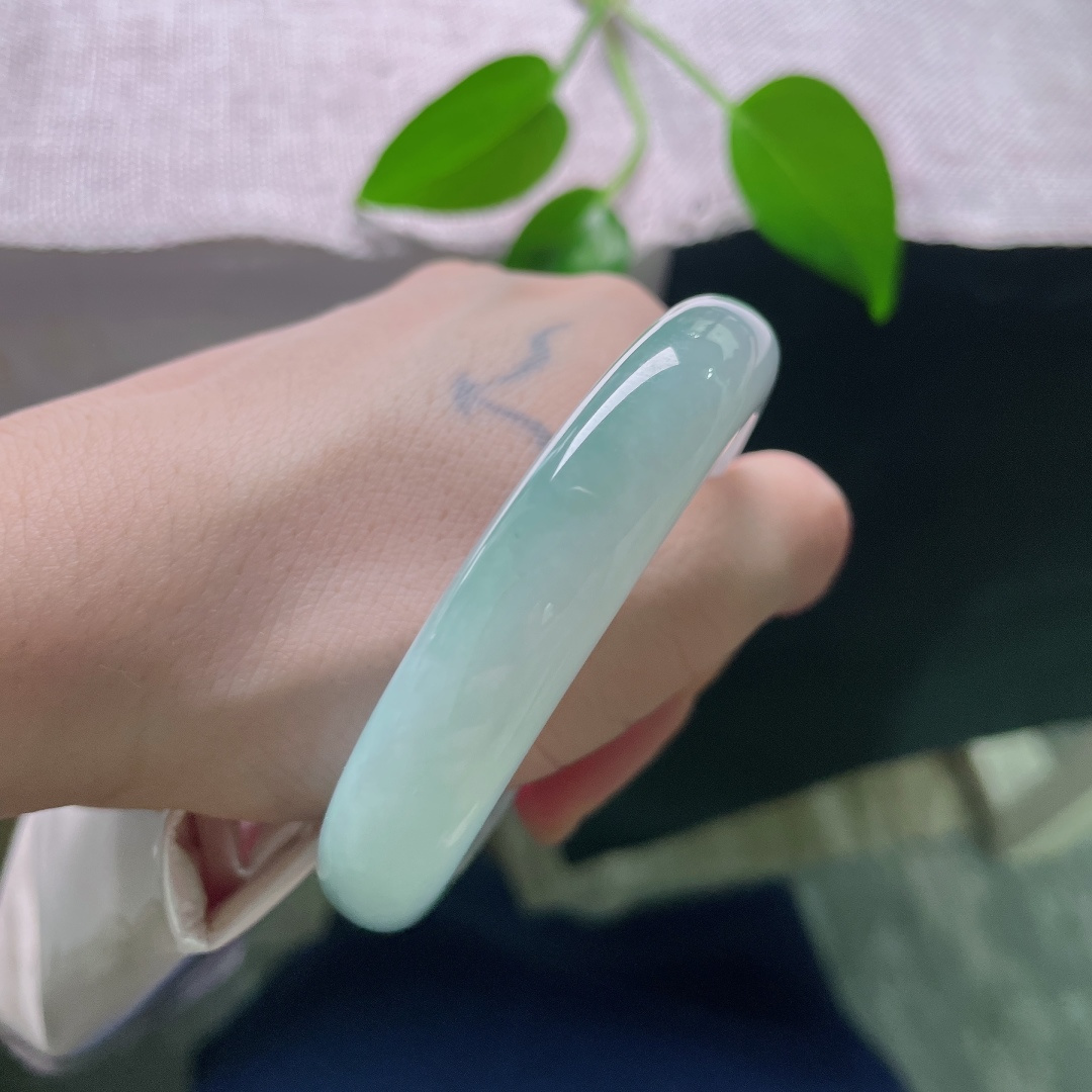 54.6/12.1/8.6，蓝底正圈，晶体线，镯身圆润饱满，水头清亮，白绿自然过渡，宛若远山藏翠，意境悠然。ss59090a