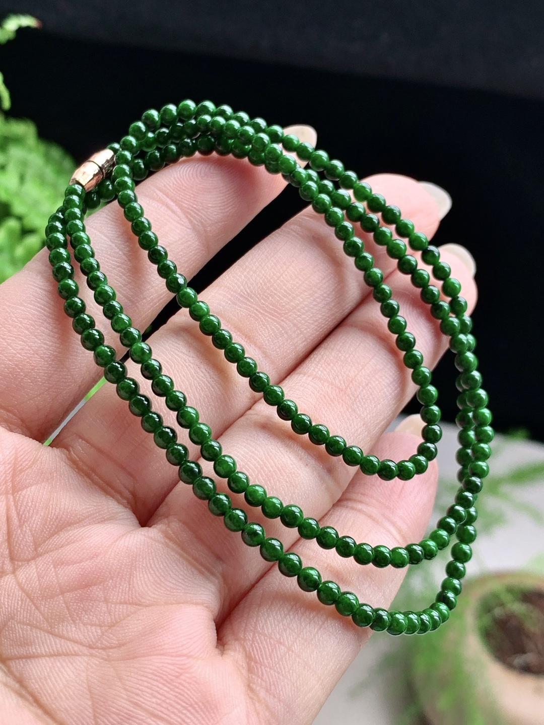 【珠子】️糯冰辣绿珠链圆珠子珠链 【说明】缅甸 性比高 【尺寸】3mm，28cm 【重量】8克