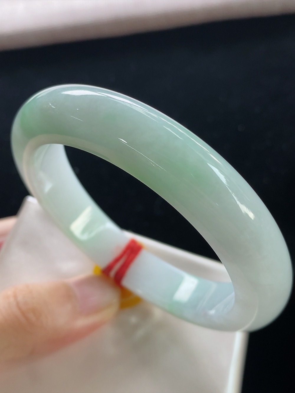 正圈飘绿手镯，圈口尺寸55.1-12.1-9.2mm,914yd