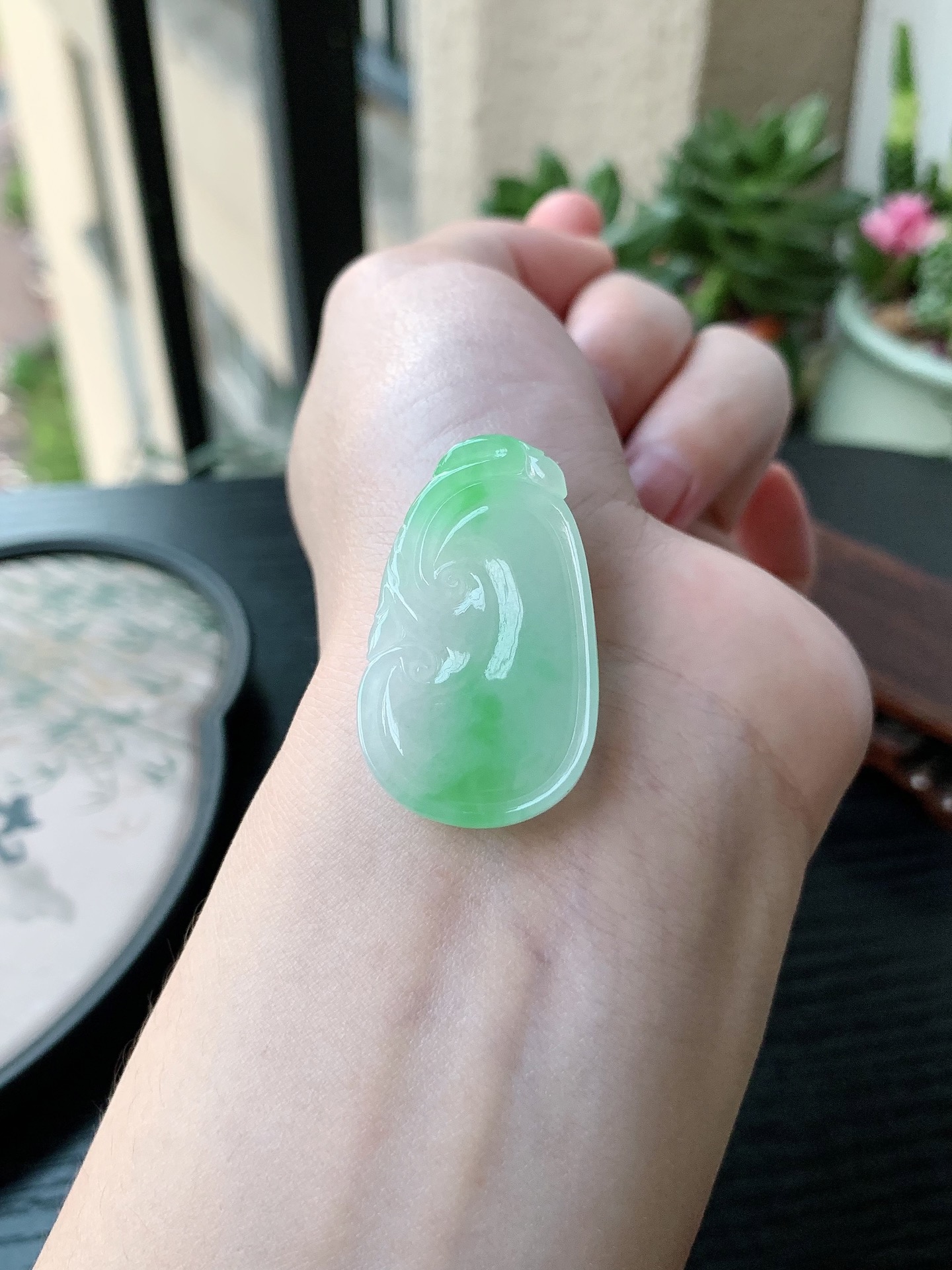 老坑冰种胶感飘阳绿如意吊坠 裸石尺寸:36.3-21.2-5.4mm