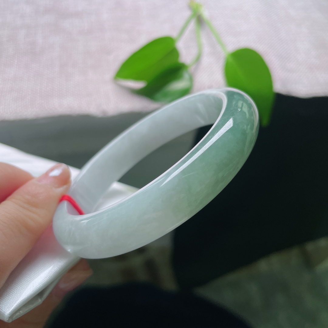 57.5/12.4/8.1，油青正圈，一点皮纹，半白半翠的天然景致，玉光温润内敛，衬出手腕温柔娴静气质。ss59009a