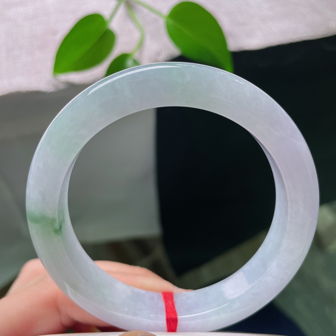 57.8/12.6/9.2，飘花正圈，无裂，冰种飘花平安镯，玉润花灵，天然翠韵萦绕，祈愿平安顺遂相伴。ss58842a