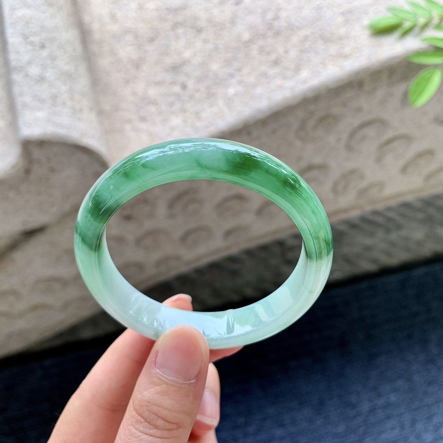 正圈53 54 圈口53.2/11.4/7 编码Q5091647 糯冰飘绿，水润，种老，细腻，无裂