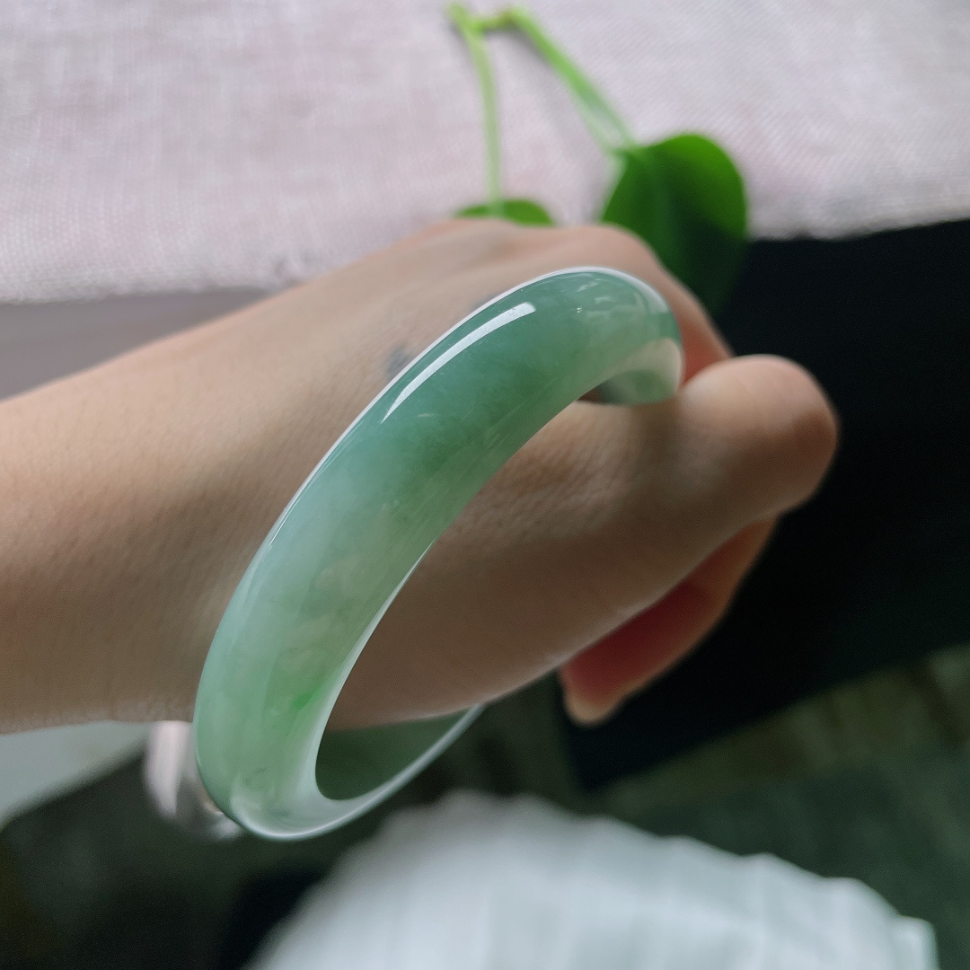 55/11.7/8.1，飘花正圈，无裂，玉质细腻油润，水头通透玉料匀净，水光满满，上手观感清透舒服。ss57583a