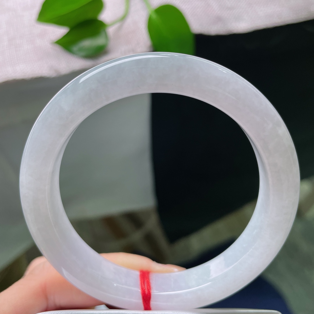 60/12.4/9.4，白月光正圈，无裂，镯身圆润饱满，水头清亮柔和，玉光淡淡流淌，自带清冷温柔气质