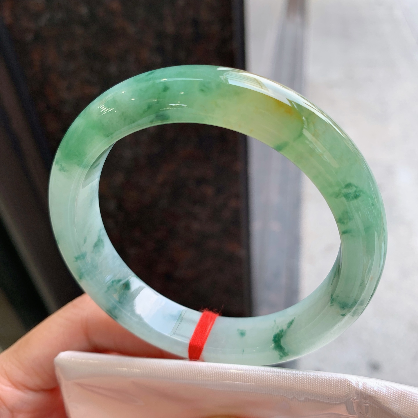 正圈飘花带黄翡 微细纹 尺寸：57.1/12.2/8.8 特色料子