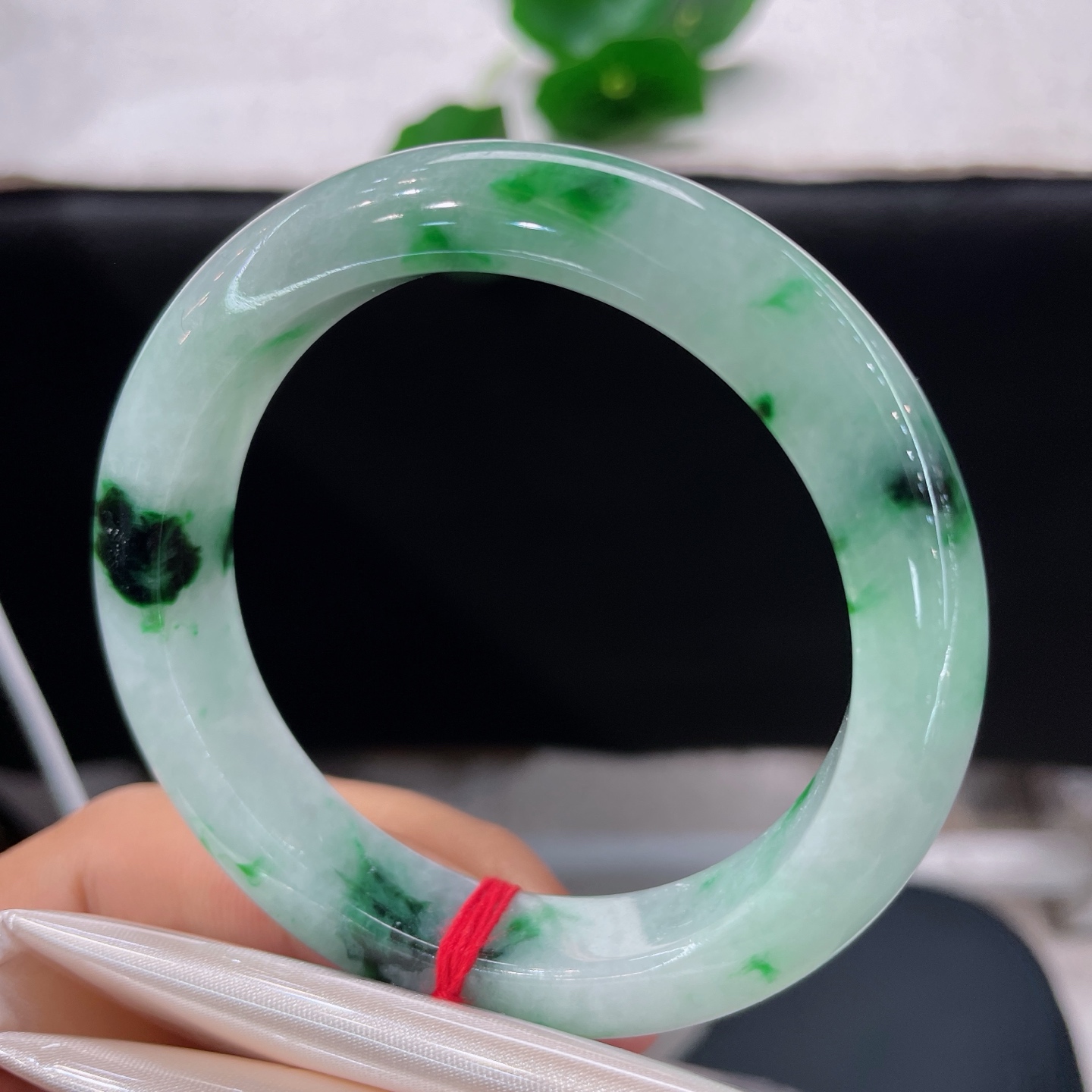 天然翡翠手镯 圈口54.7/11.8/9.1，辣绿飘花正圈，54/55正圈可戴，青底生翠墨，繁花落玉环。无裂。