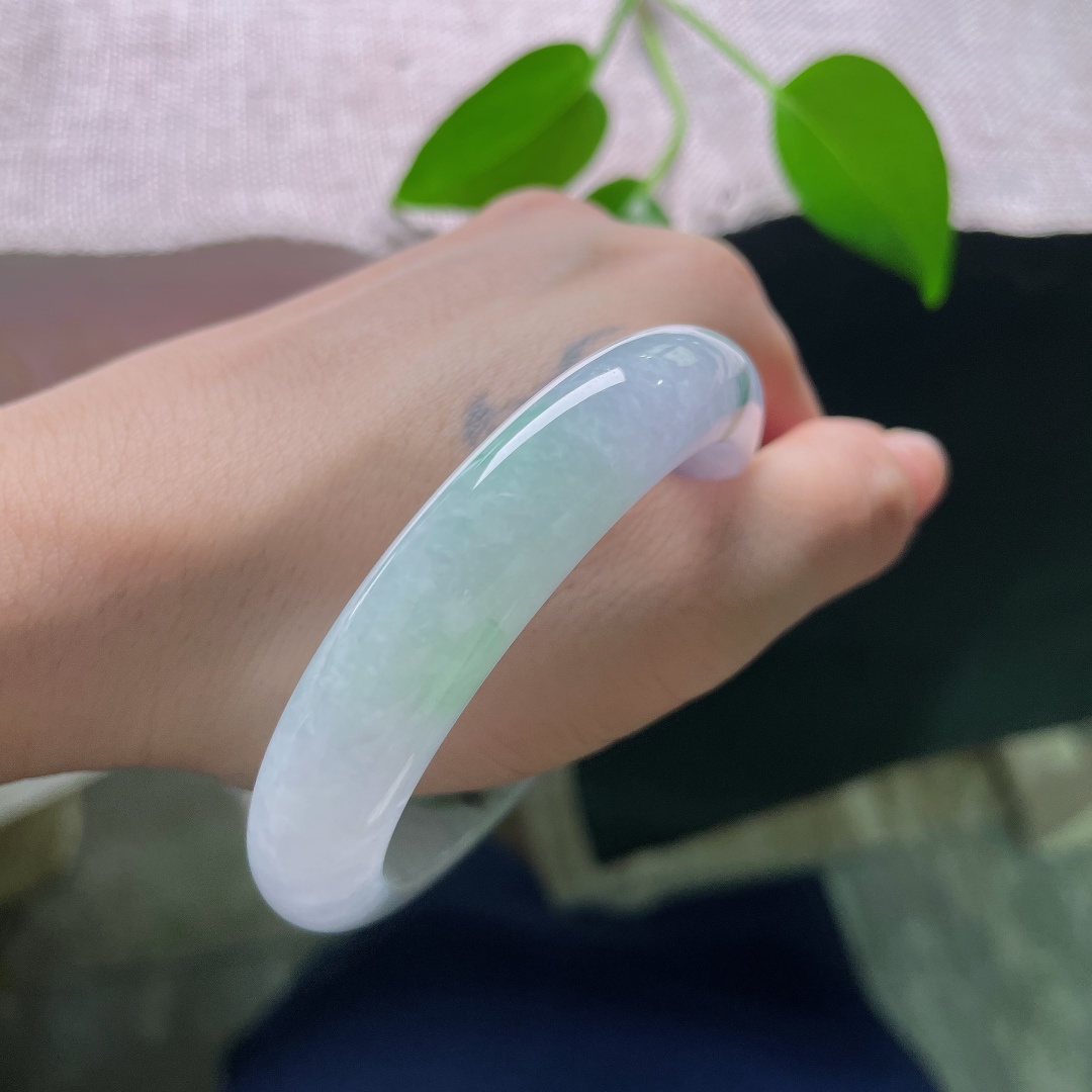 53.5/12/8.9，正圈，无裂，平安镯，冰底清透莹润，点点绿花随性散落，灵动雅致。ss58840a