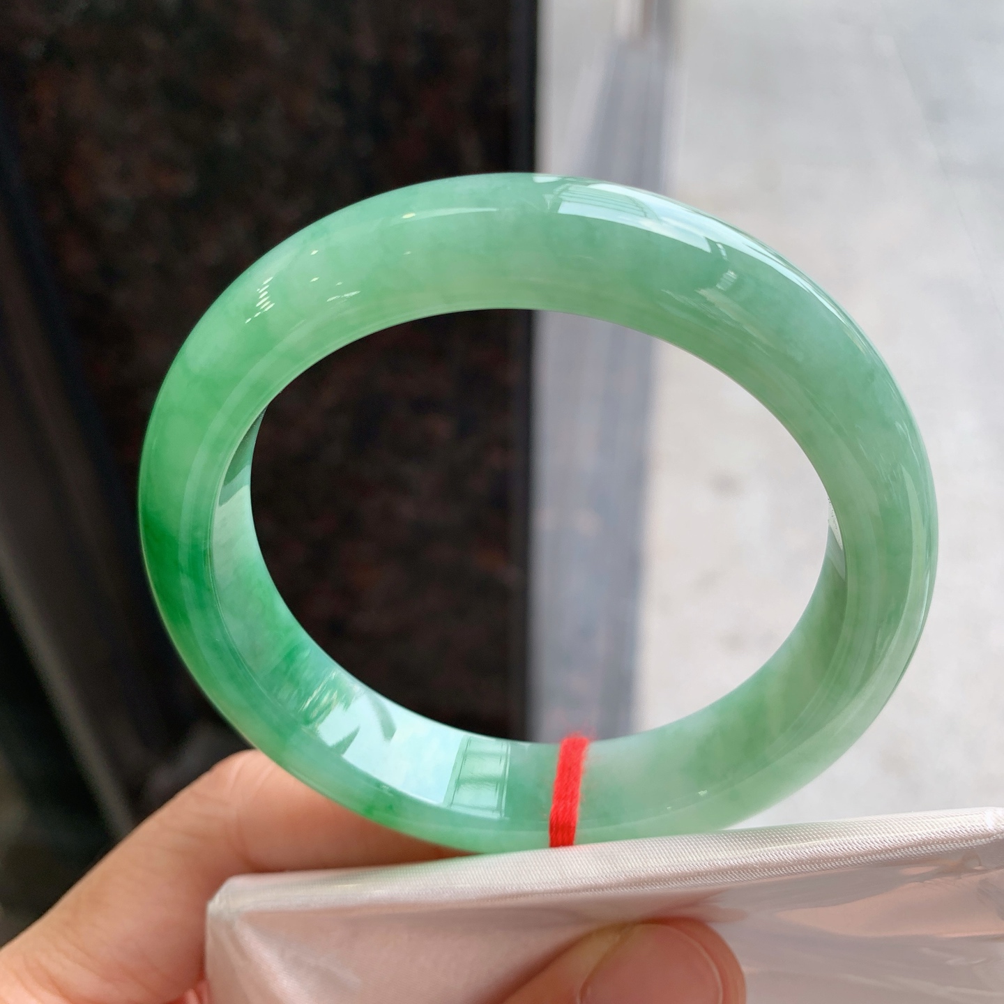 正圈飘绿 微细纹 尺寸：55.2/12.4/8.2 细腻