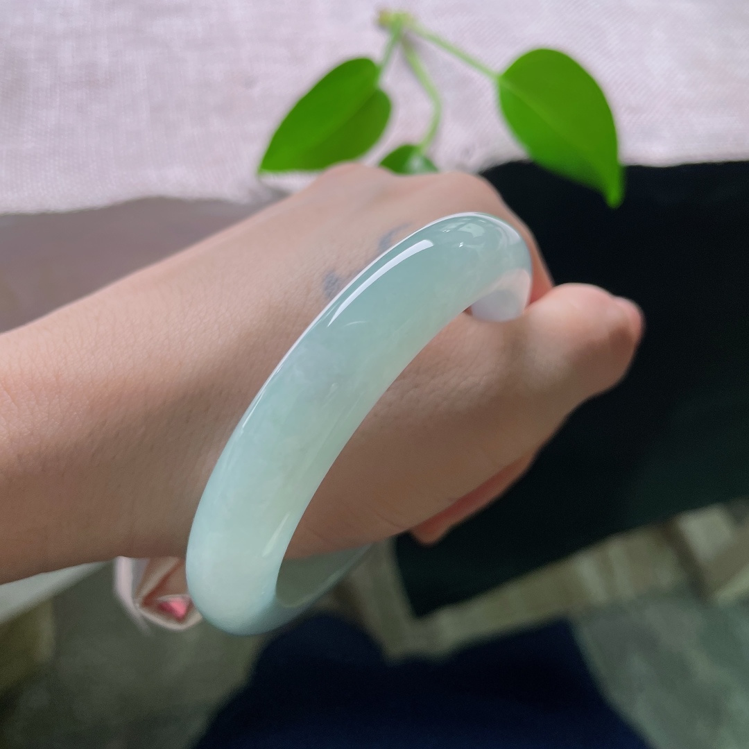 55.2/11.6/8.8，绿底正圈，无裂，玉肉紧实细腻，色泽清润不艳，如同湖面静水，干净治愈耐看。ss59110a