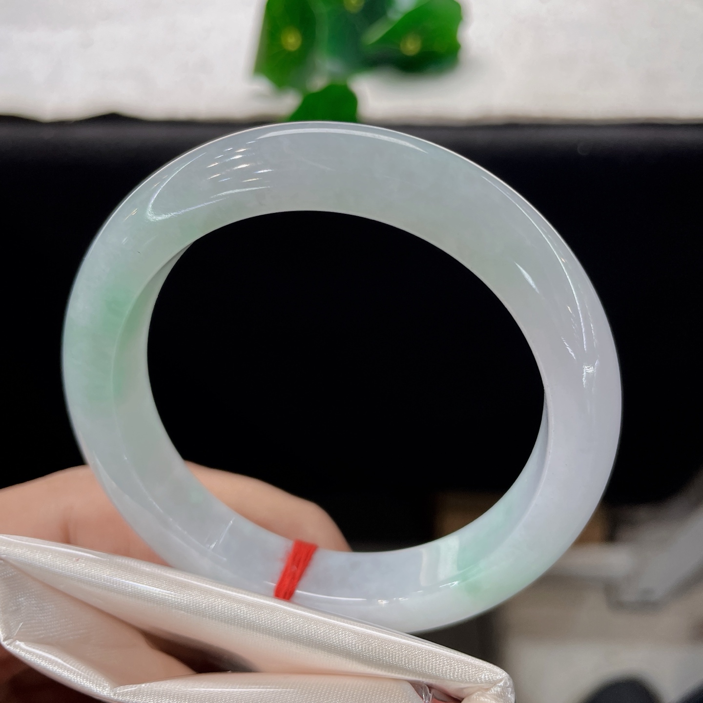 天然翡翠手镯 圈口56.8/12.1/9.0，白底飘绿正圈，56/57/可戴，腕间一点绿，岁岁皆安愉。无裂。