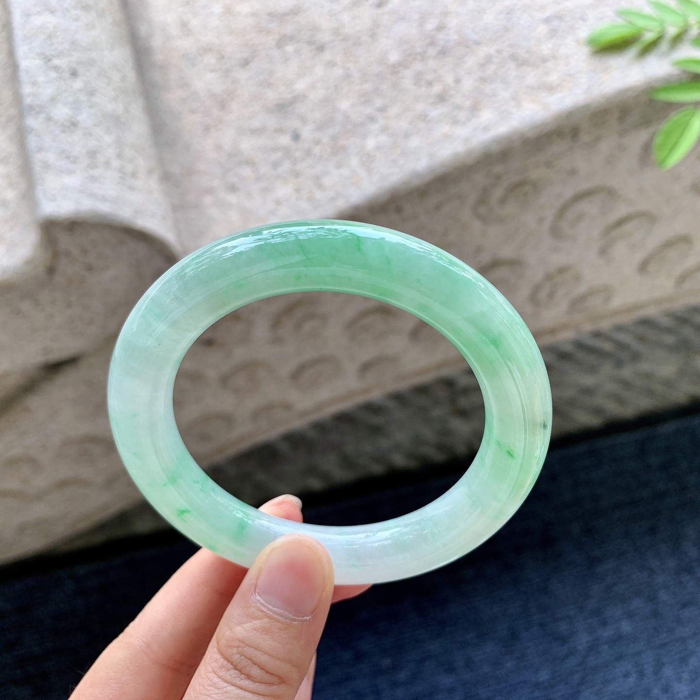 圆条56 57 圈口57.2/11.2/11 编码Q5091646 糯冰飘绿，水润，种老，细腻，打灯有絮线