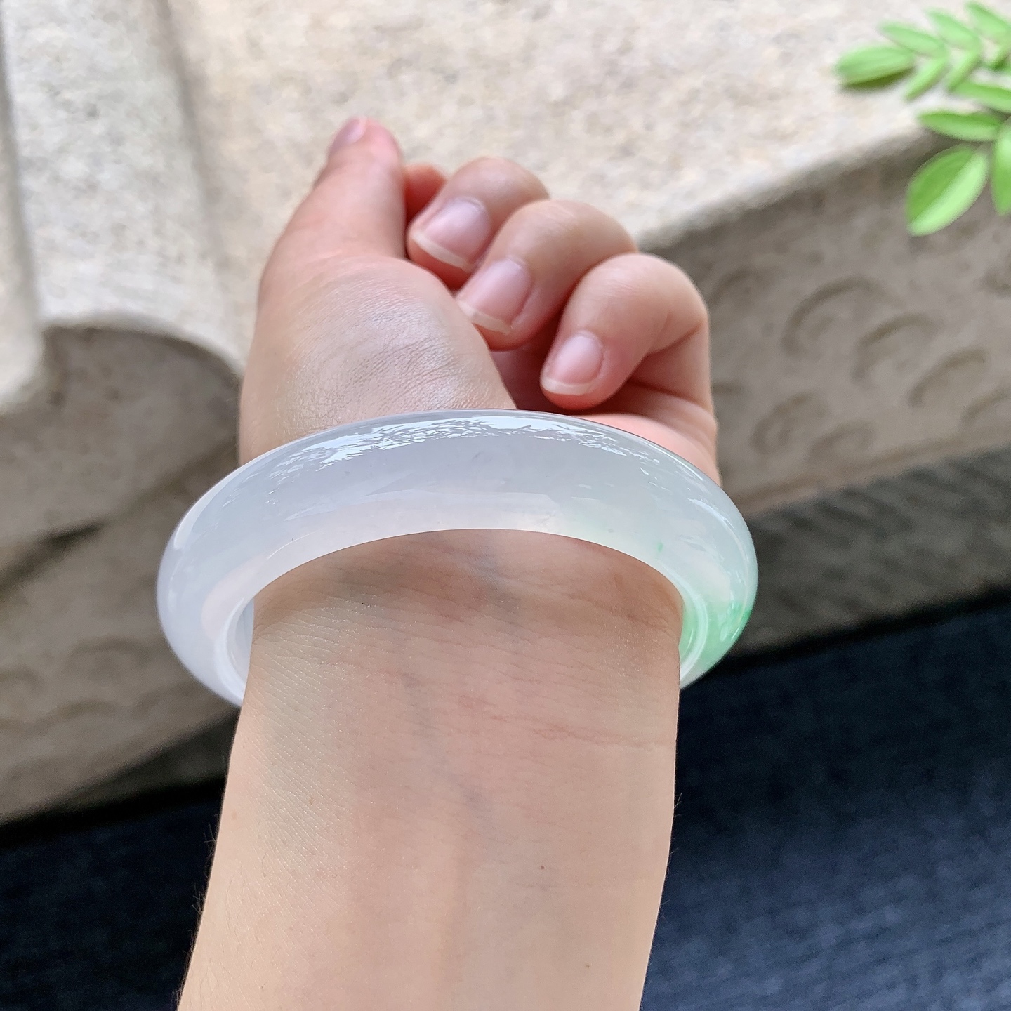 正圈55 56 圈口55.8/12.2/9.5 编码TR091652 冰飘阳绿，水润，种老，细腻，打灯有棉线