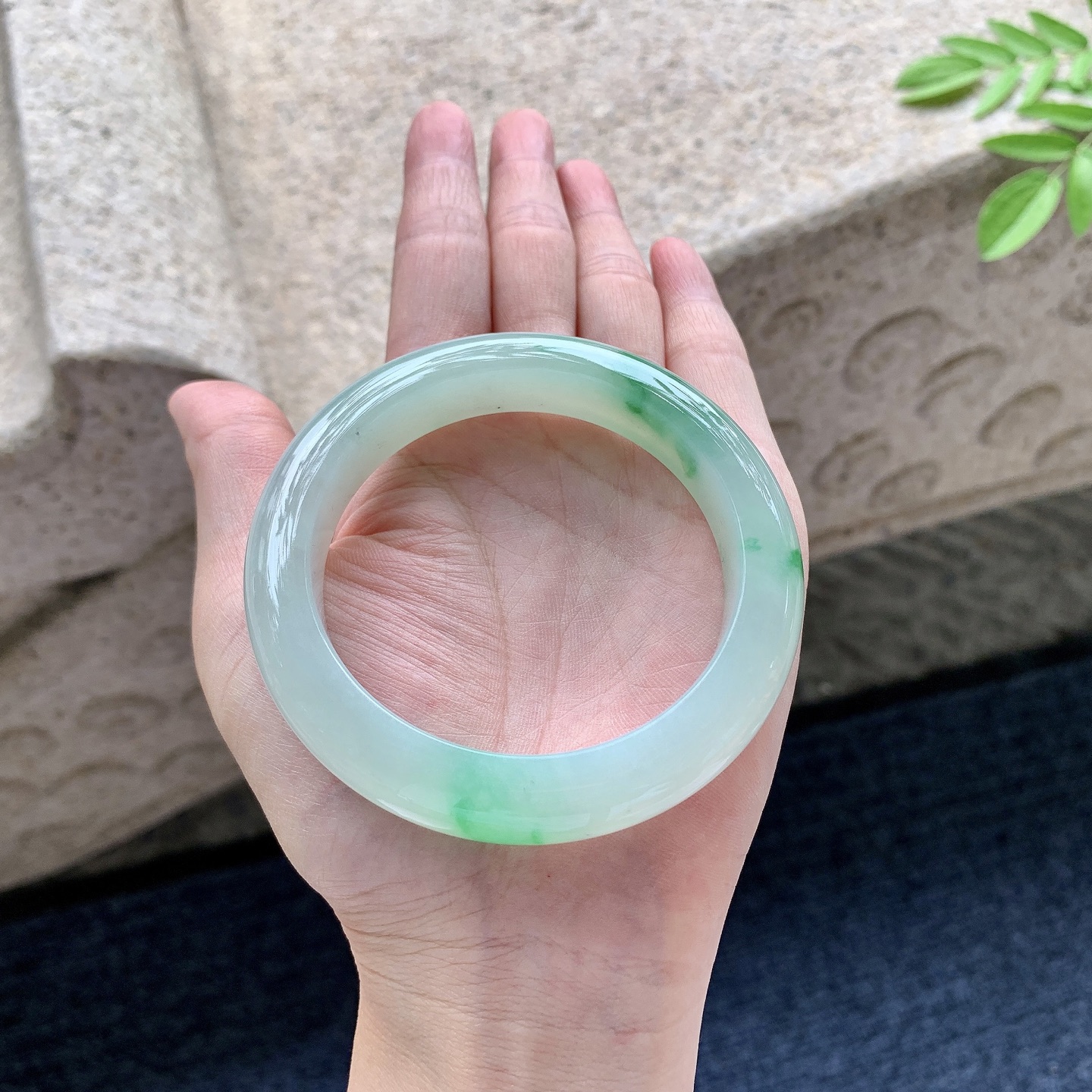 正圈55 56 圈口56.7/12.2/9.6 编码G9091619 糯冰飘绿，水润，种老，细腻，打灯有棉线