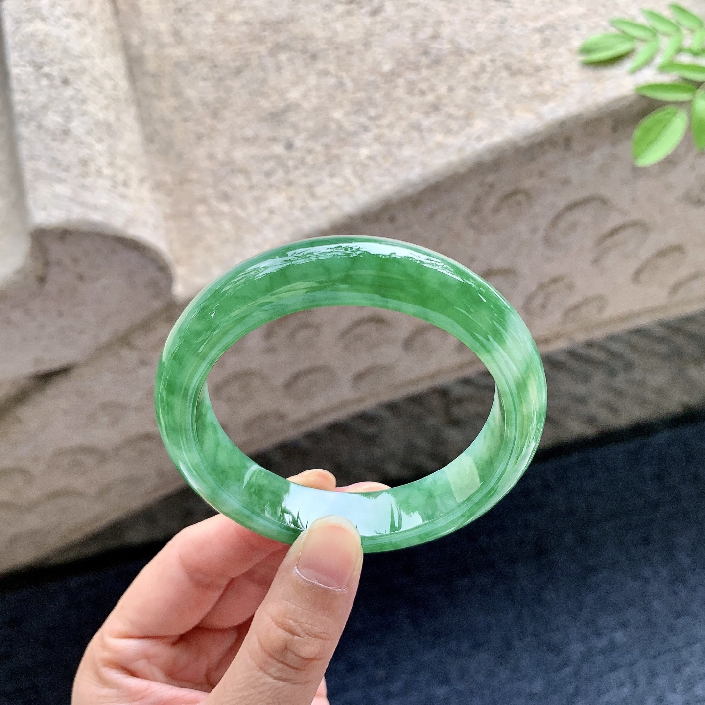 正圈56 57 圈口56.6/13.6/8.6 编码W6091641 糯冰飘绿，水润，种老，细腻，打灯有絮线