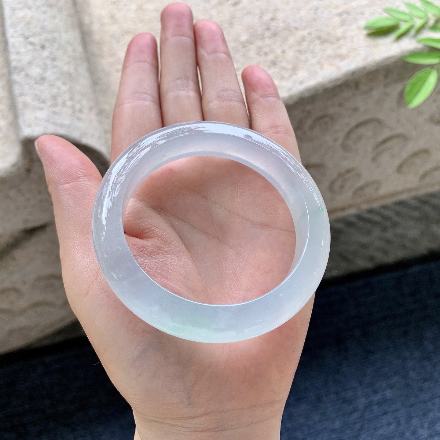 正圈54 55 圈口55/12.3/9 编码G7091631 冰飘绿，水润，种老，细腻，无裂