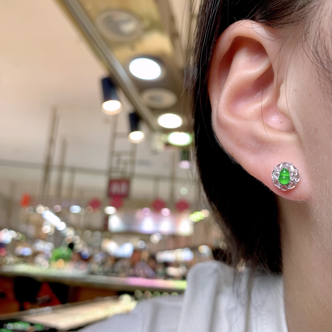 ️冰种阳绿葫芦耳钉 18k金钻镶嵌，8-7.8-5.8