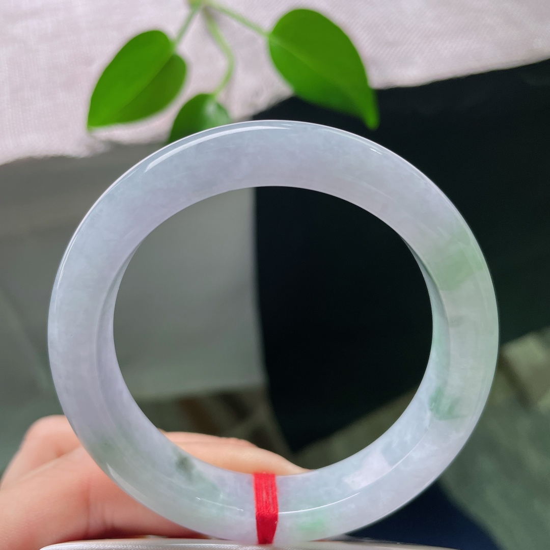 53.5/12/8.9，正圈，无裂，平安镯，冰底清透莹润，点点绿花随性散落，灵动雅致。ss58840a