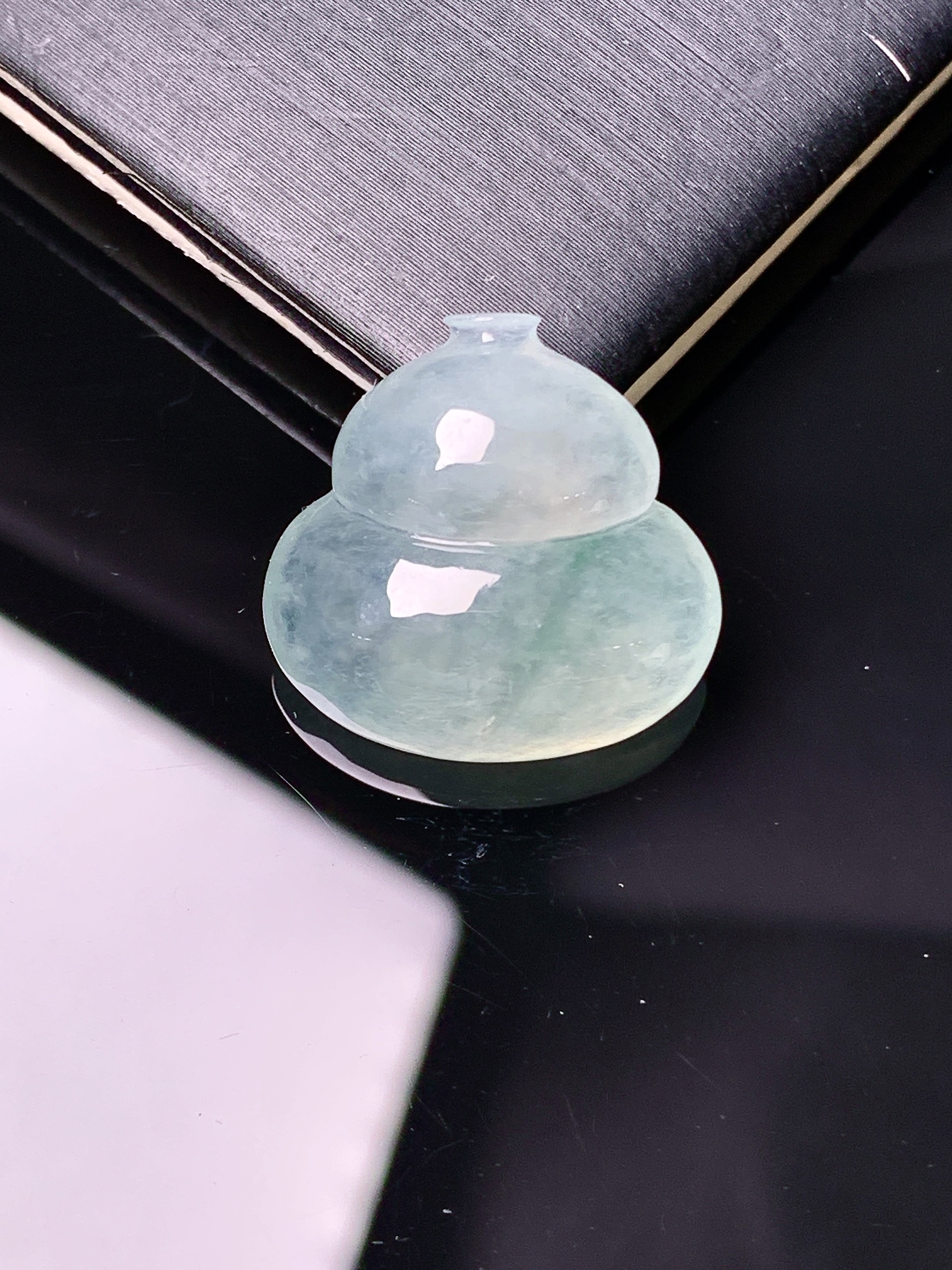 冰种葫芦吊坠 玉质细腻 色泽艳丽清新 水润亮眼 整体尺寸18.5*19*6.8 yz