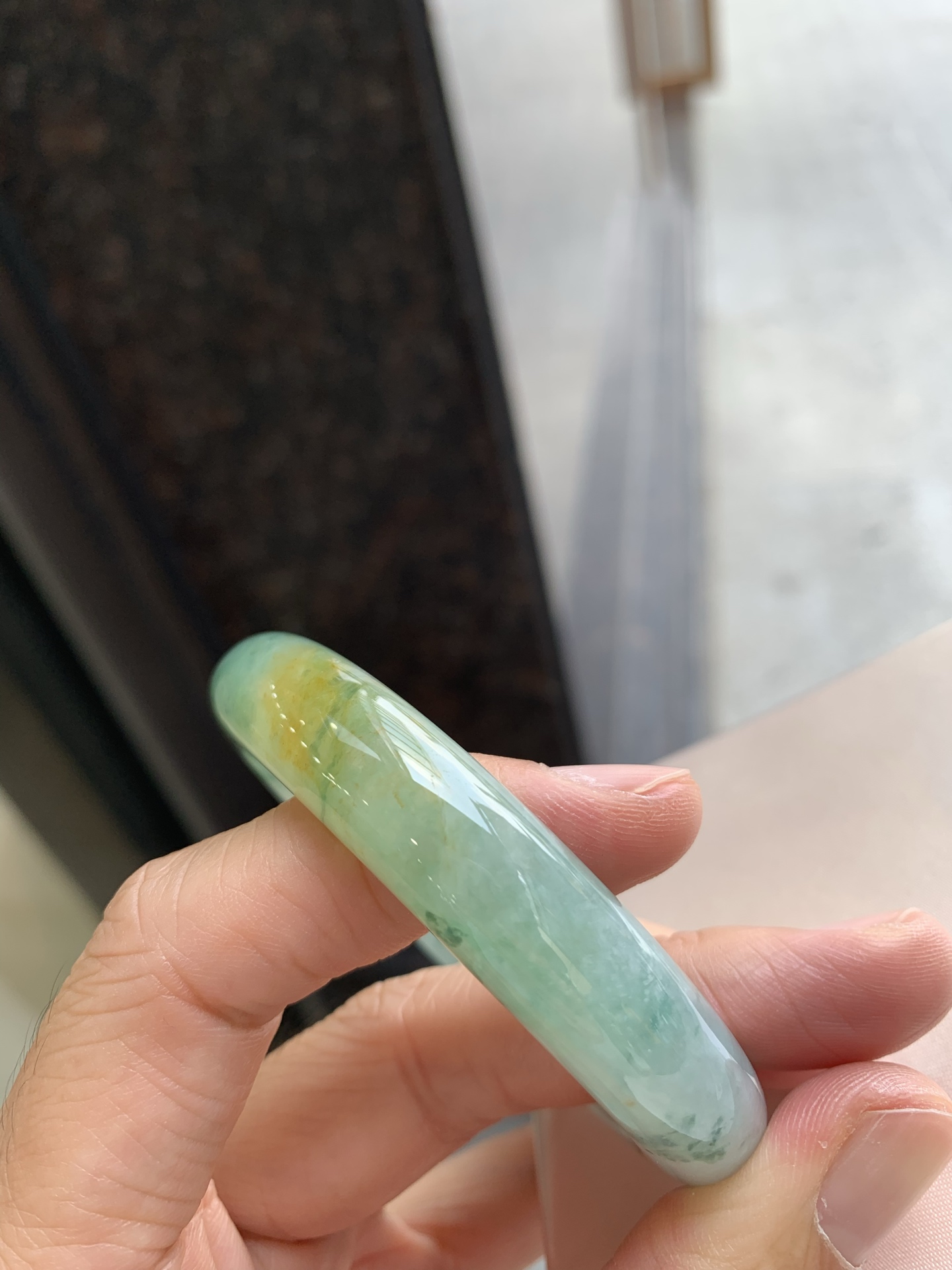 正圈飘花带黄翡 微细纹 尺寸：57.1/12.2/8.8 特色料子