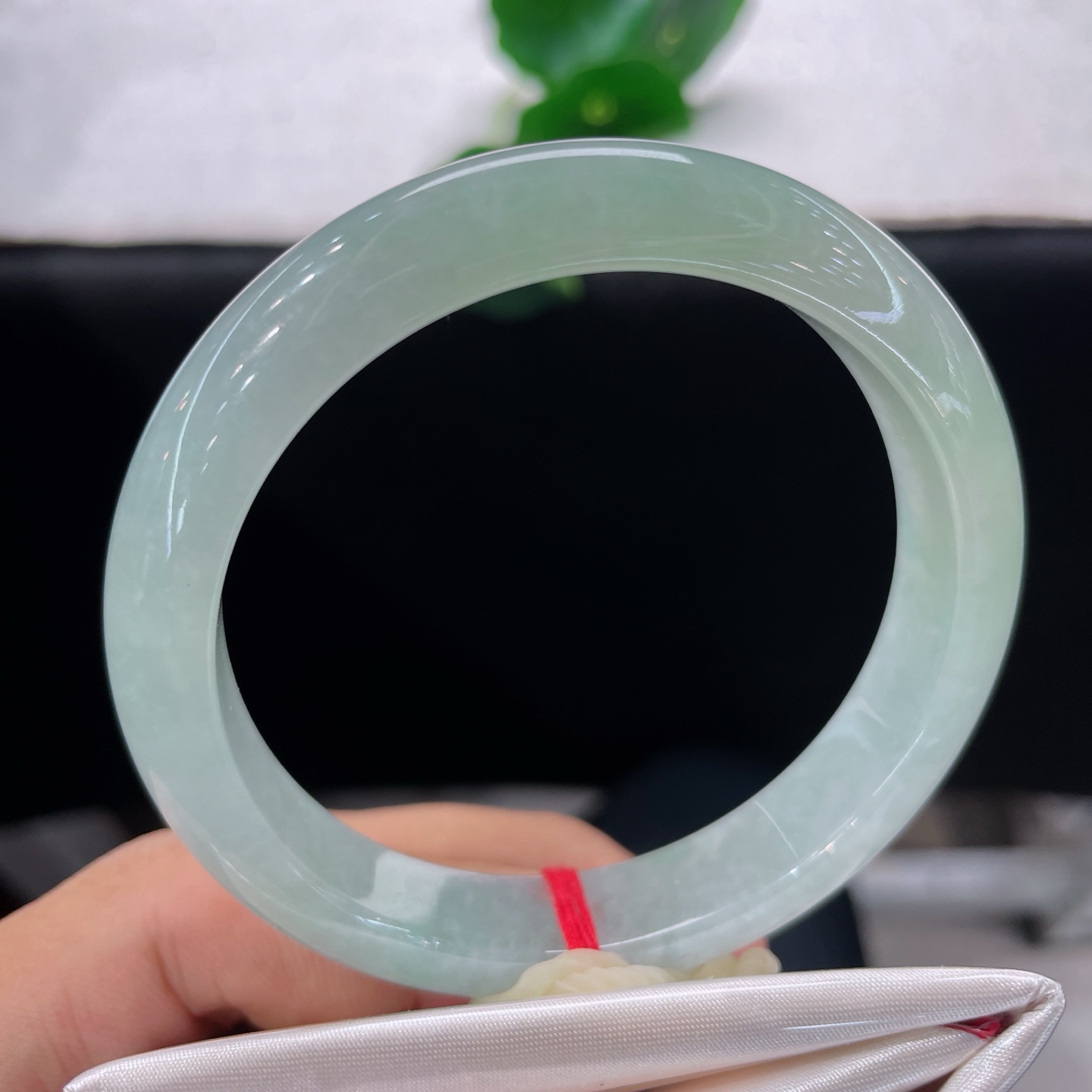 天然翡翠手镯 圈口58.2/11.8/8.1，冰晴正圈，一镯涵浅碧，腕间蓄清川。无裂