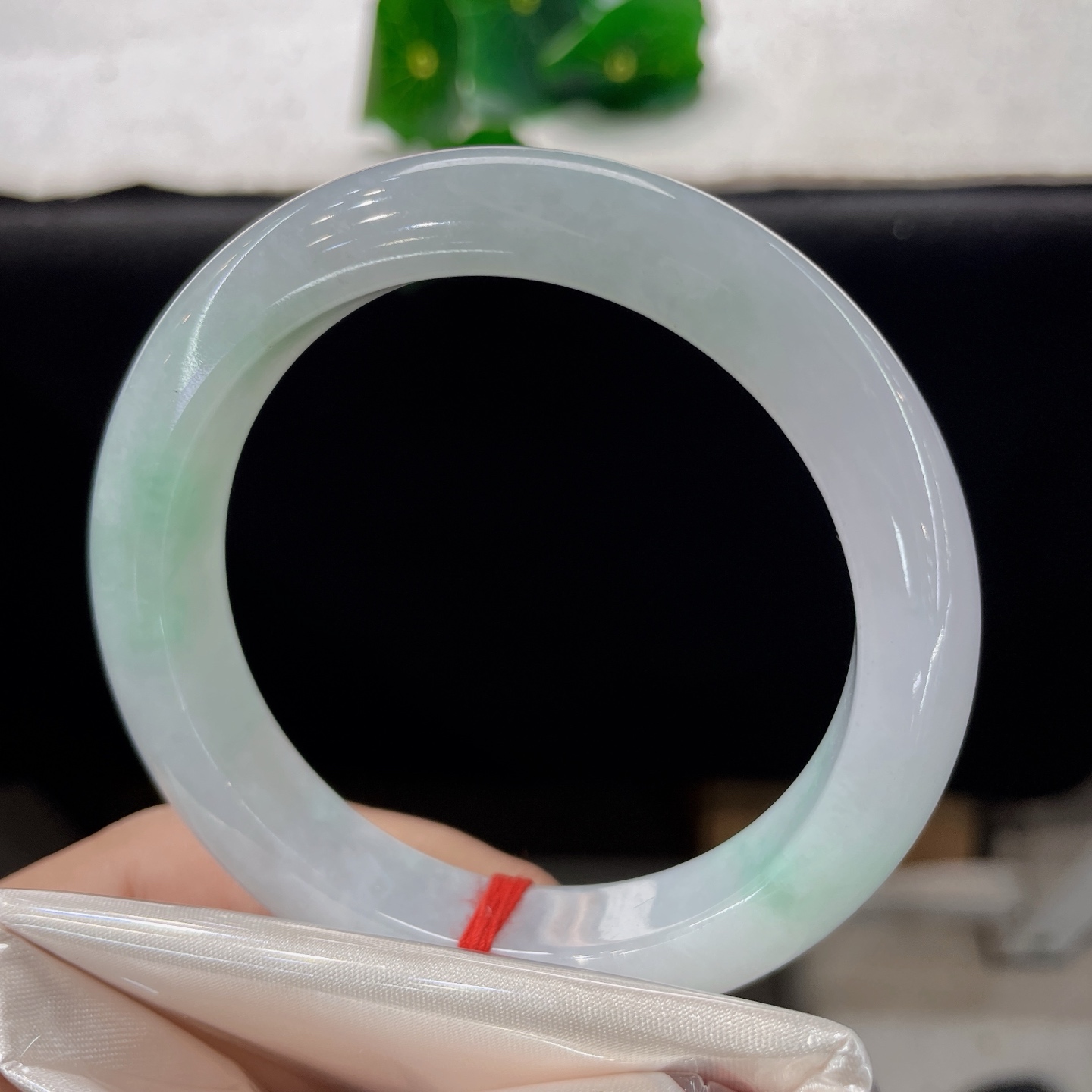 天然翡翠手镯 圈口56.8/12.1/9.0，白底飘绿正圈，56/57/可戴，腕间一点绿，岁岁皆安愉。无裂。