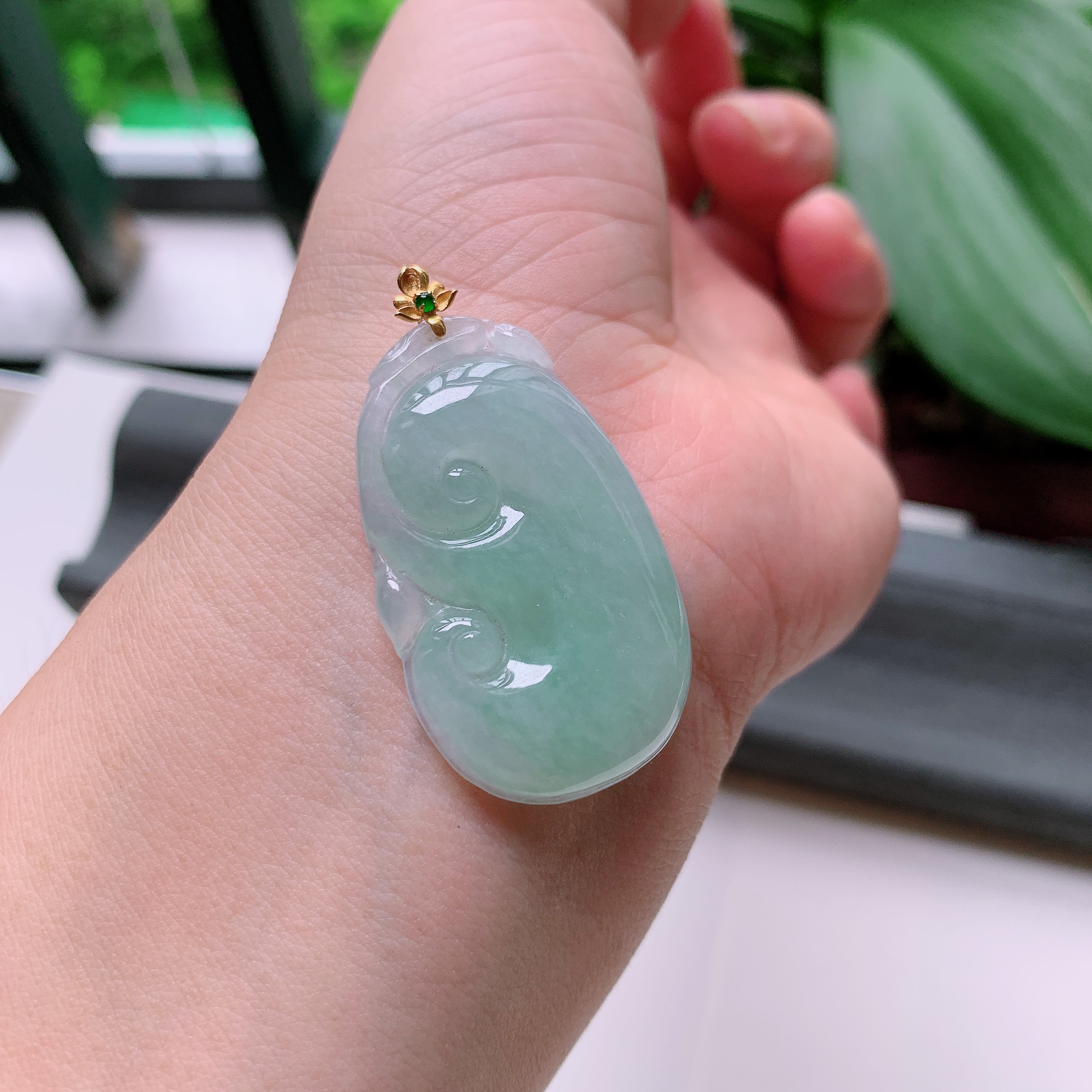 18k镶嵌天然翡翠缅甸A货浅绿如意吊坠 8.90