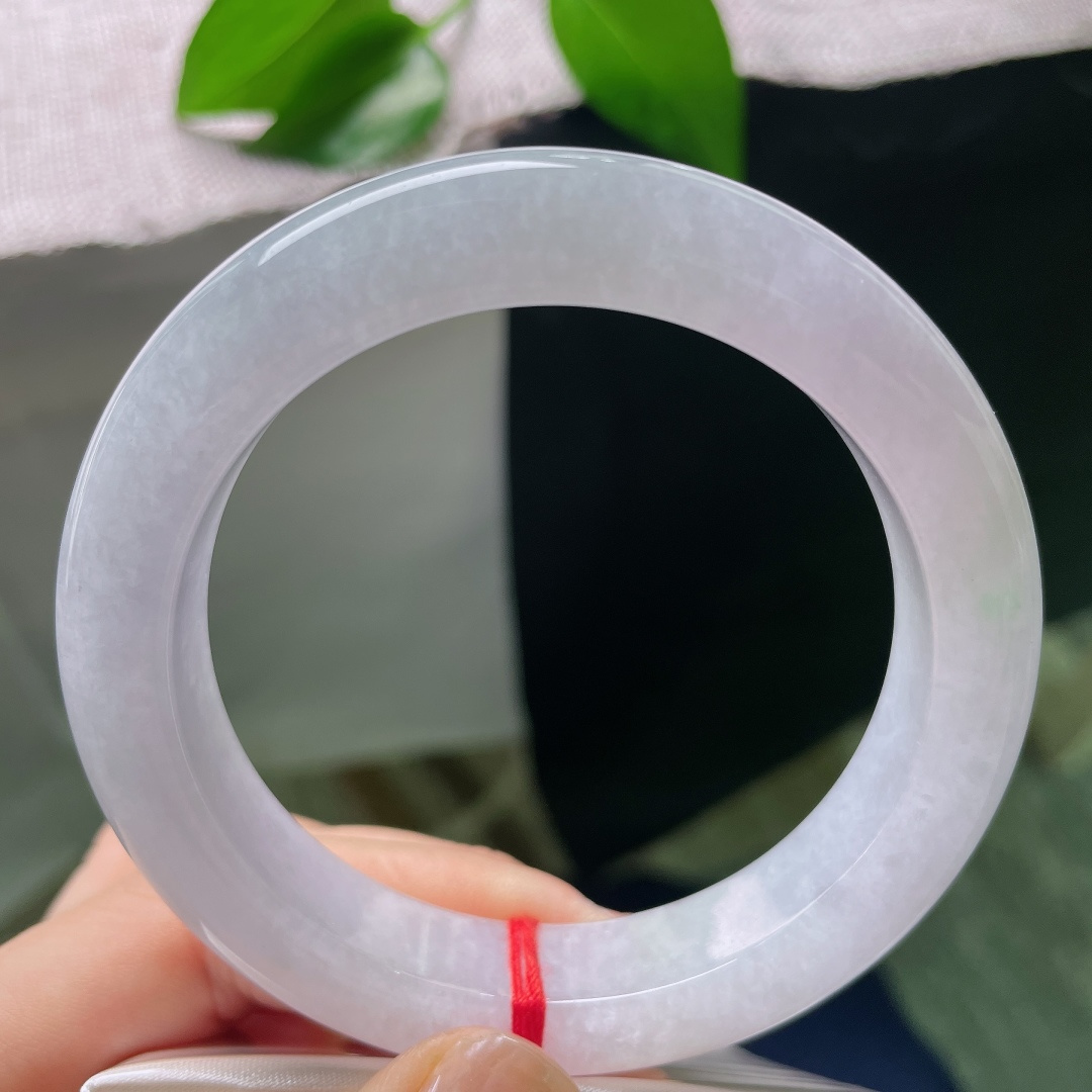 58.7/12.1/10.2，正圈，皮纹，莹润细腻，浅浅的紫底色漫满整只镯身，如烟似雾，温柔得恰到好处。ss59028a