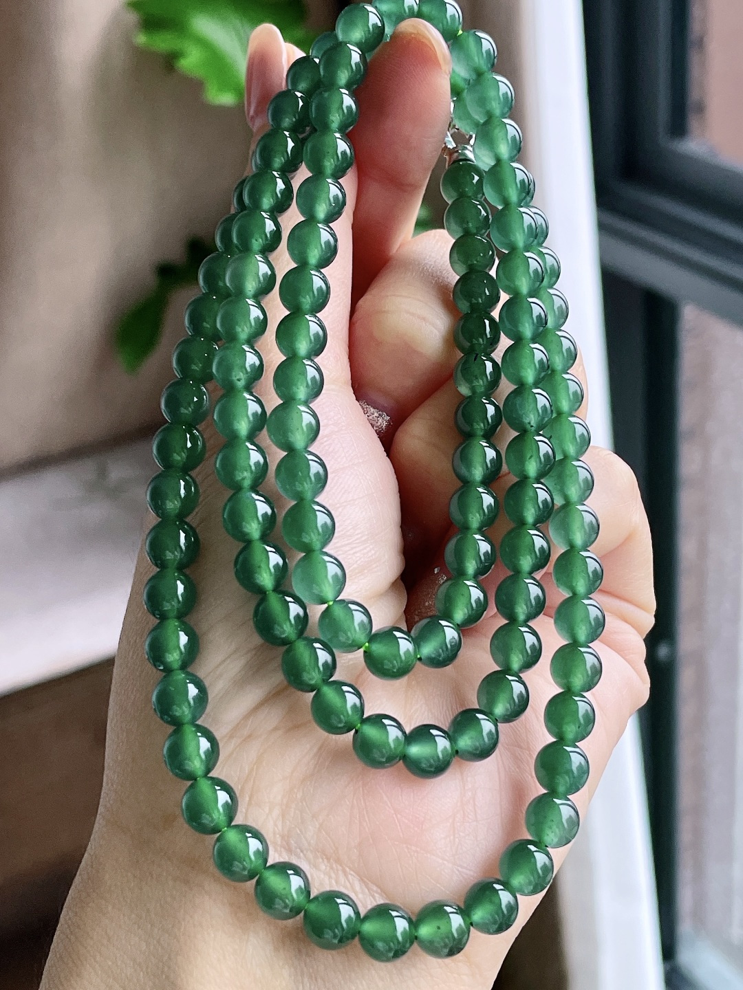 【珠子】冰晴绿珠链圆珠珠子珠链 【说明】 性比高 【尺寸】6.8mm，38cm 【重量】61.6克