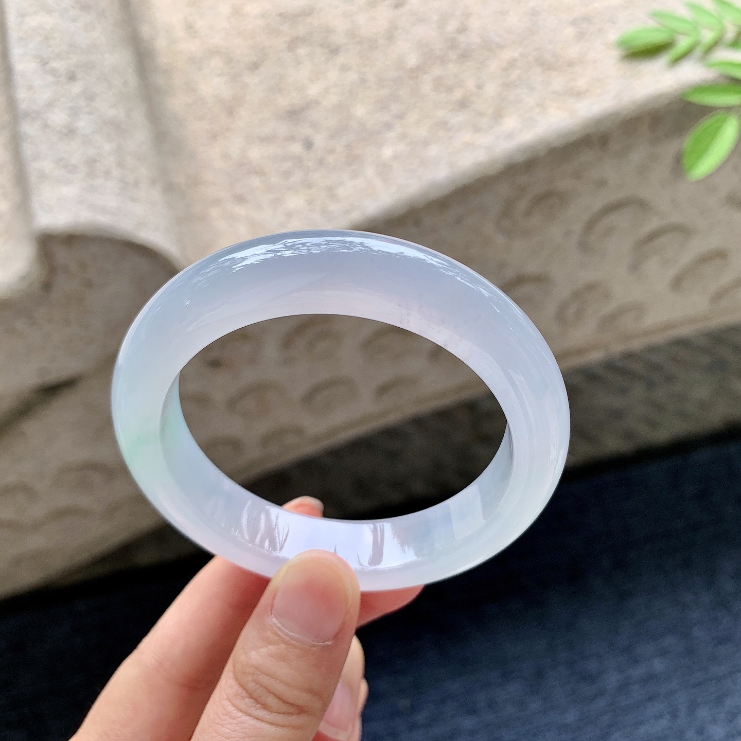 正圈54 55 圈口54.7/12.5/9 编码G7091634 糯冰淡椿彩，水润，种老，细腻，无裂