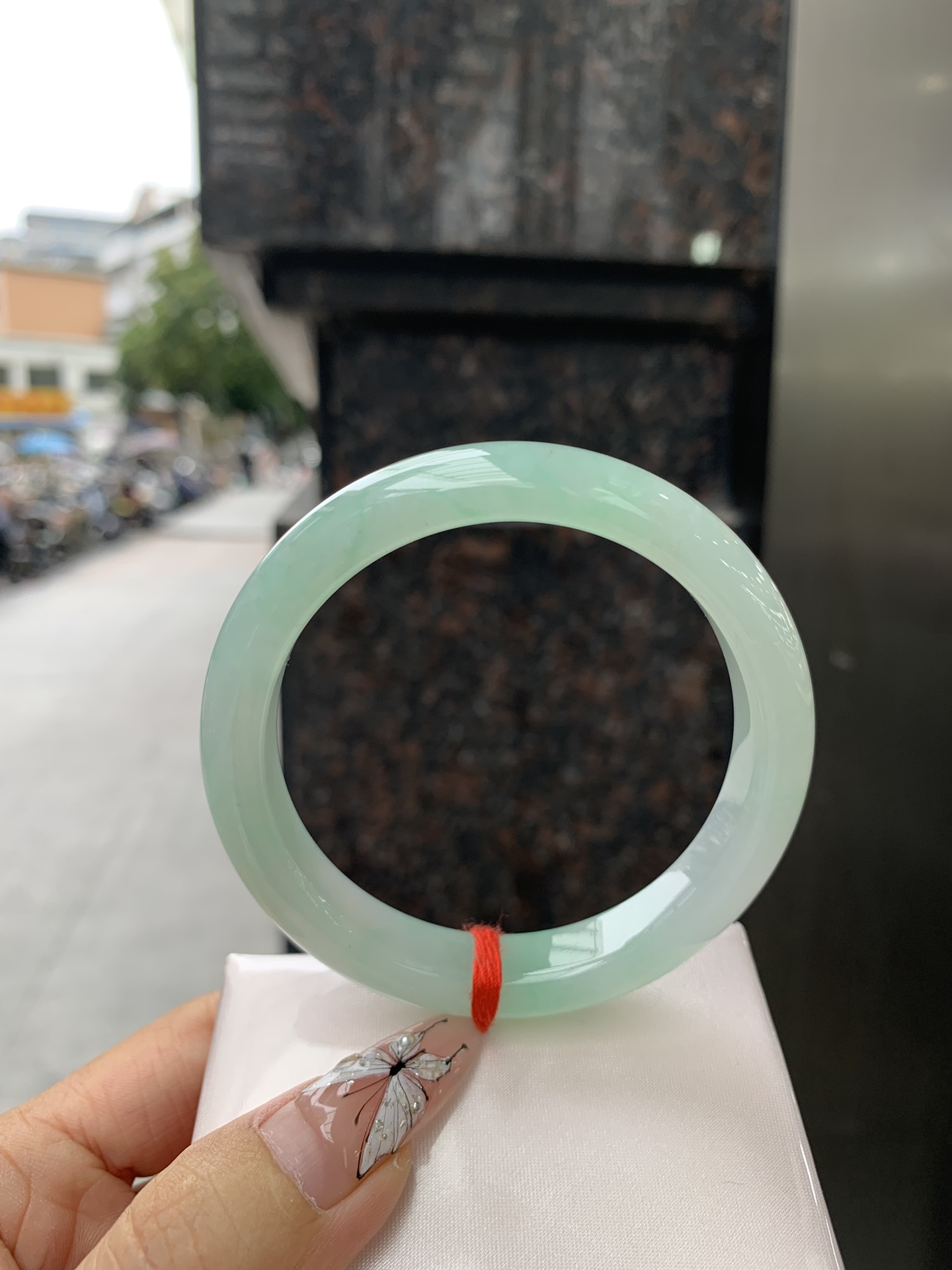 飘绿花正圈 57.1-8.4-11.1 0304-2X47 无裂，底妆冰润，满圈飘绿花点缀，简约却充满灵气，清新如芽，宛若自然的画卷凝结于腕间，静中带动，韵味悠长。