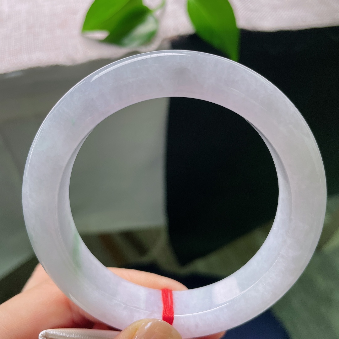 59/12.8/10.7，飘花正圈，一点皮纹，紫底衬翠花，紫与绿相互交融映衬，色彩层次丰富，一眼看去，便是莫奈花园般浪漫的画面感。ss59039a