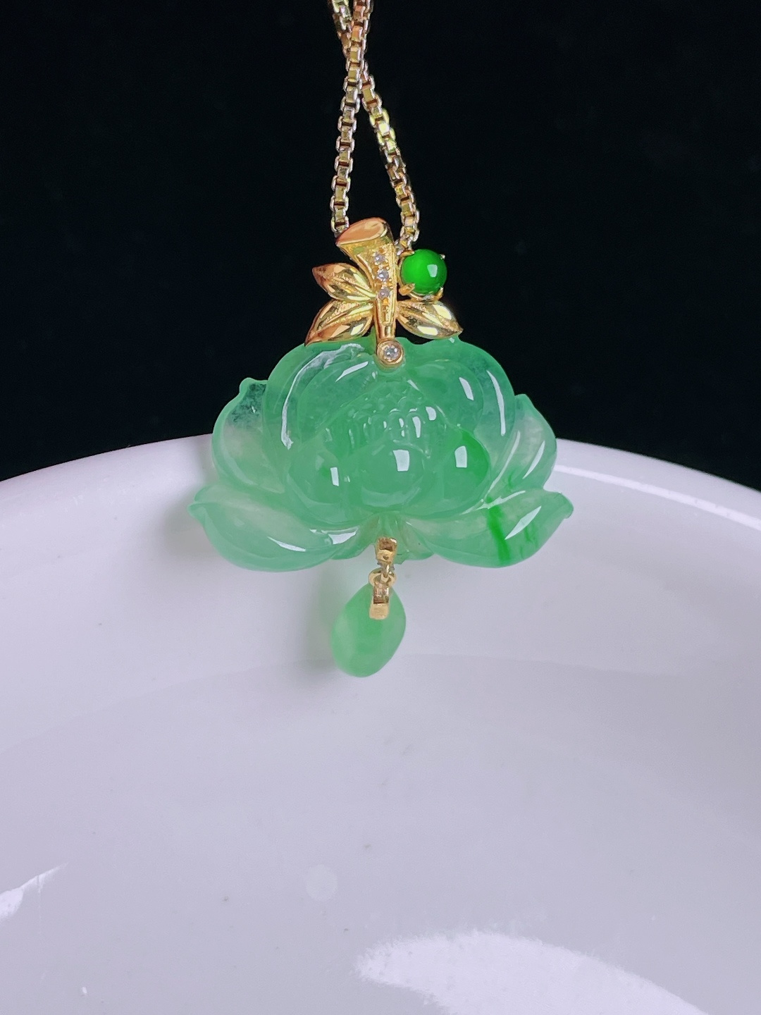 冰绿花开富贵，18k镶嵌，老种起光，细底通透，尺寸：24.4裸石12.4/19.4/6mm0915