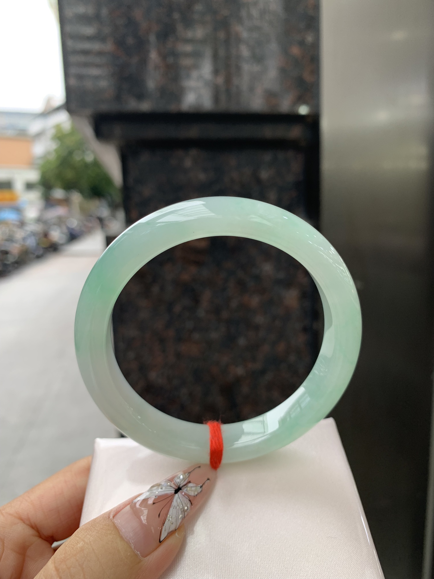 飘绿花正圈 57.1-8.4-11.1 0304-2X47 无裂，底妆冰润，满圈飘绿花点缀，简约却充满灵气，清新如芽，宛若自然的画卷凝结于腕间，静中带动，韵味悠长。