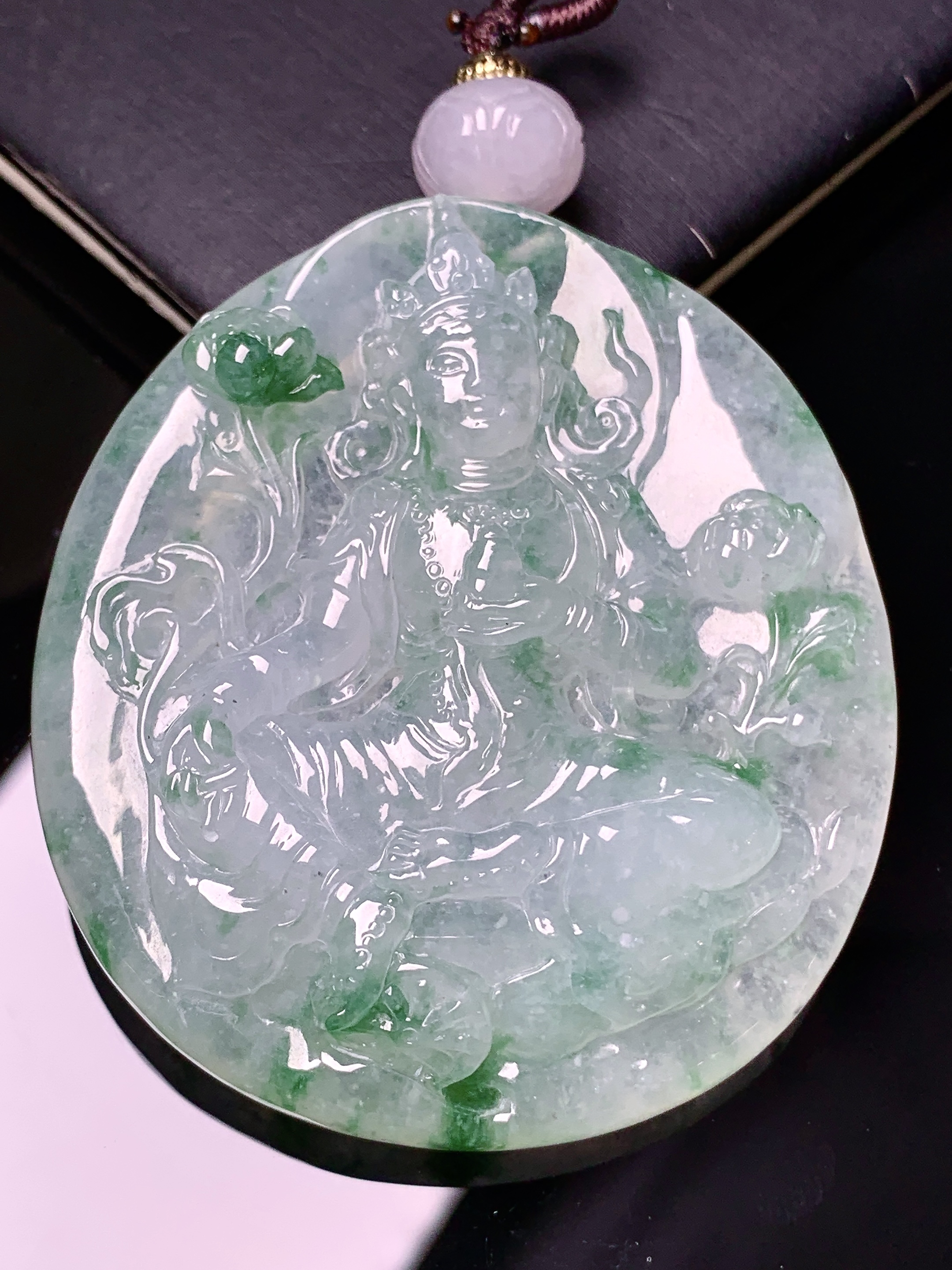 飘绿度母观音菩萨吊坠 玉质细腻 色泽艳丽清新 水润亮眼 整体尺寸53.3*47.8*10.2 e6