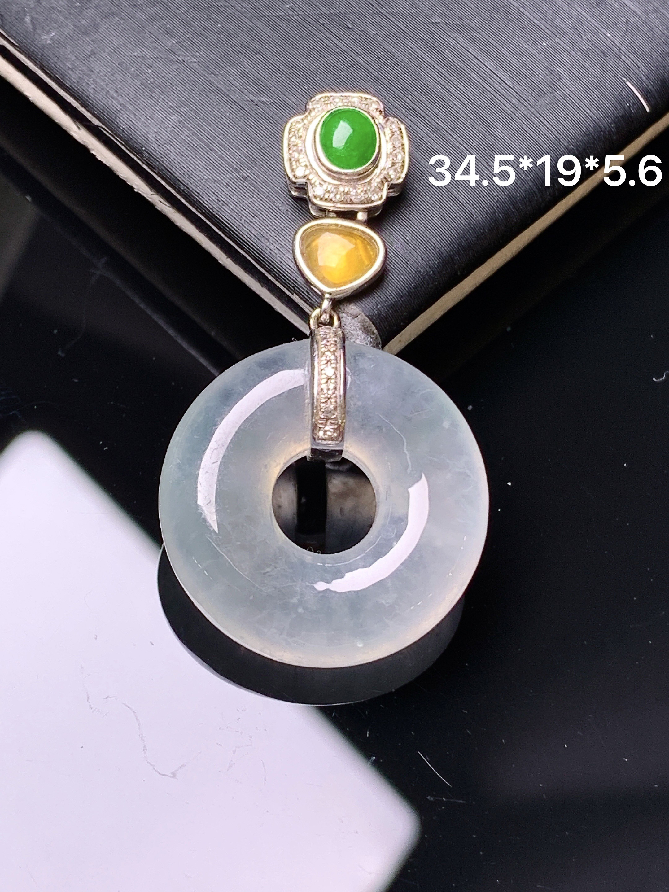 18k金钻镶嵌冰种平安环吊坠 玉质细腻 色泽艳丽清新 水润亮眼 整体尺寸34.5*19*5.6 a8