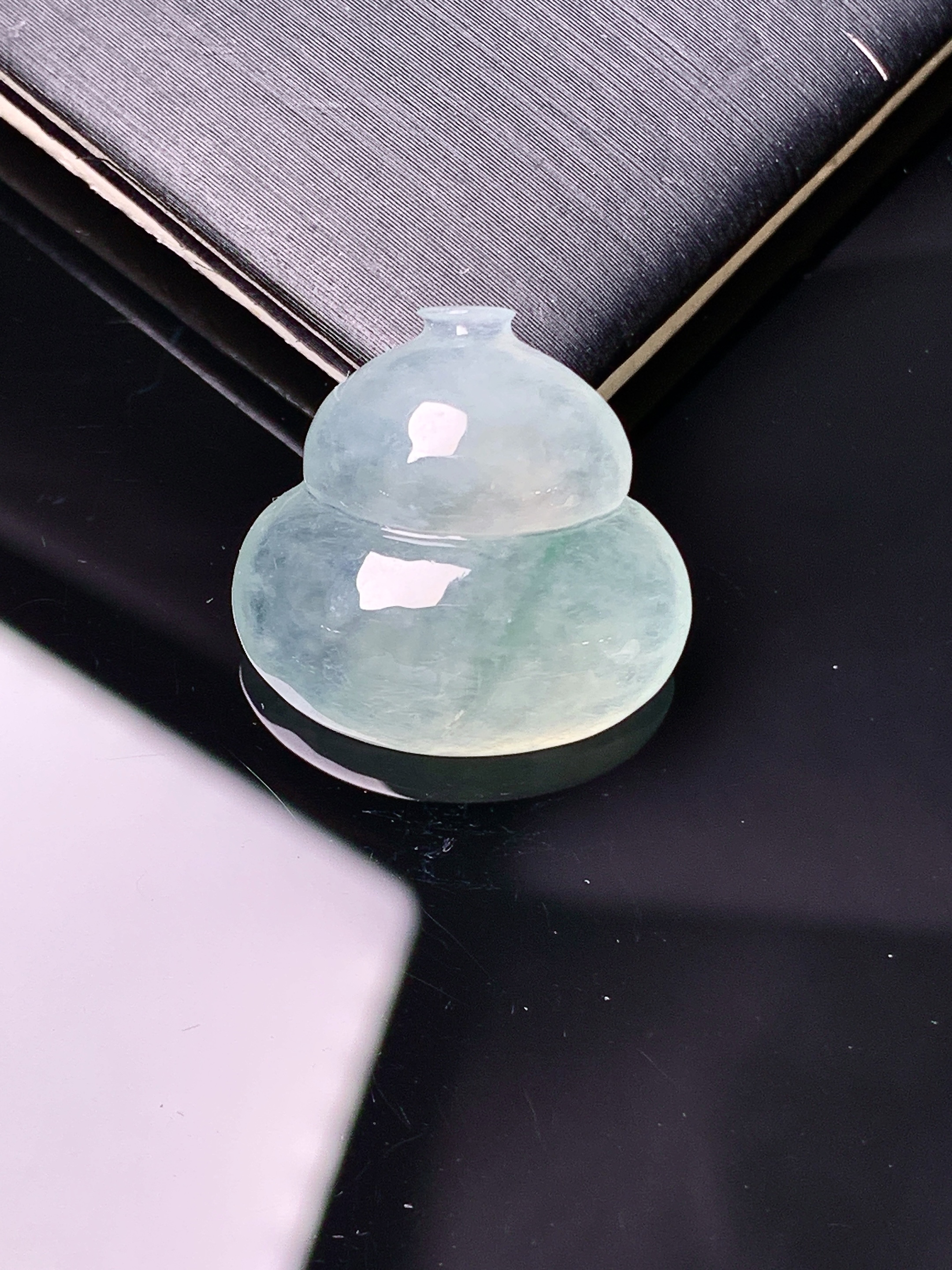 冰种葫芦吊坠 玉质细腻 色泽艳丽清新 水润亮眼 整体尺寸18.5*19*6.8 yz