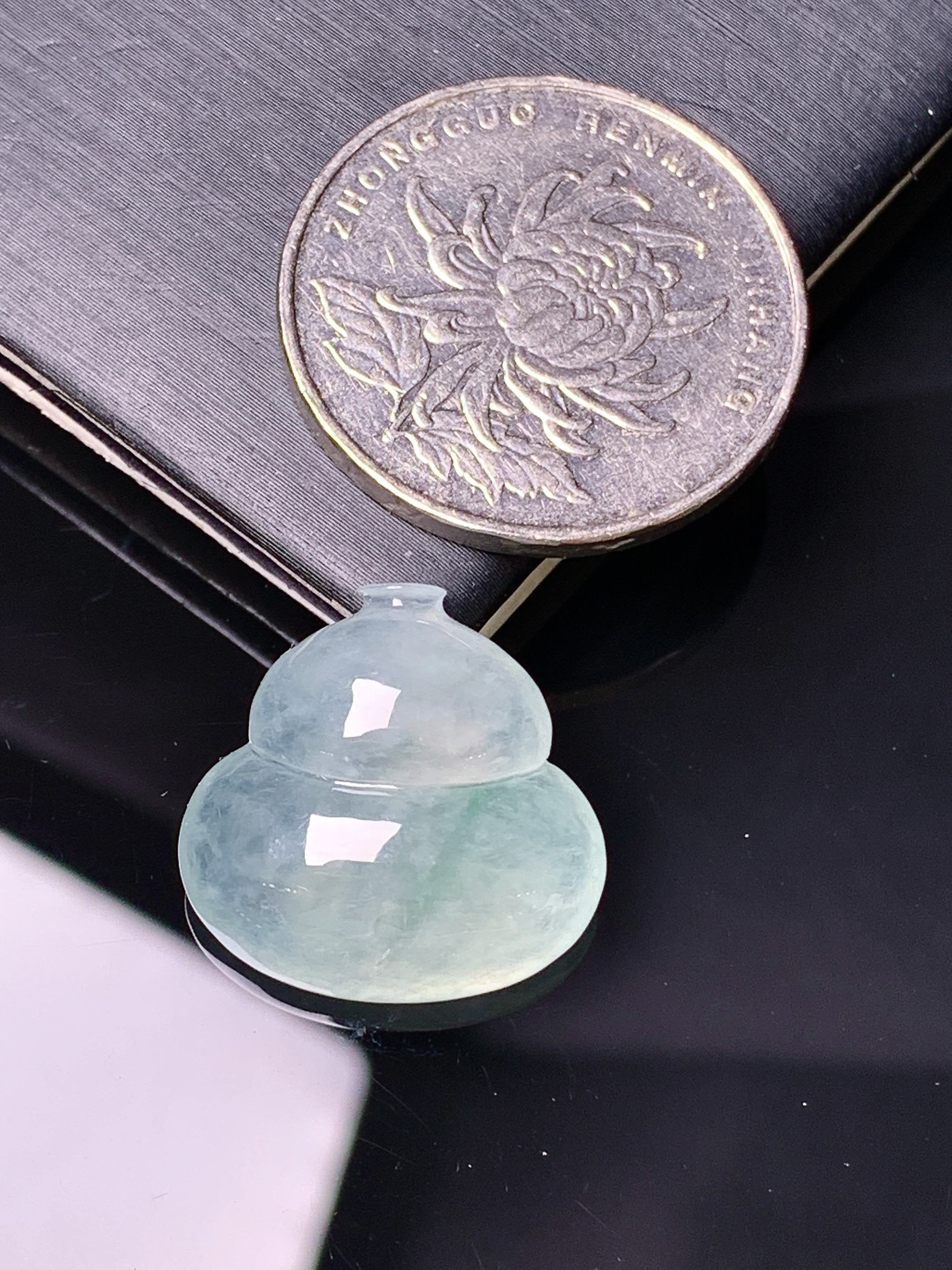 冰种葫芦吊坠 玉质细腻 色泽艳丽清新 水润亮眼 整体尺寸18.5*19*6.8 yz