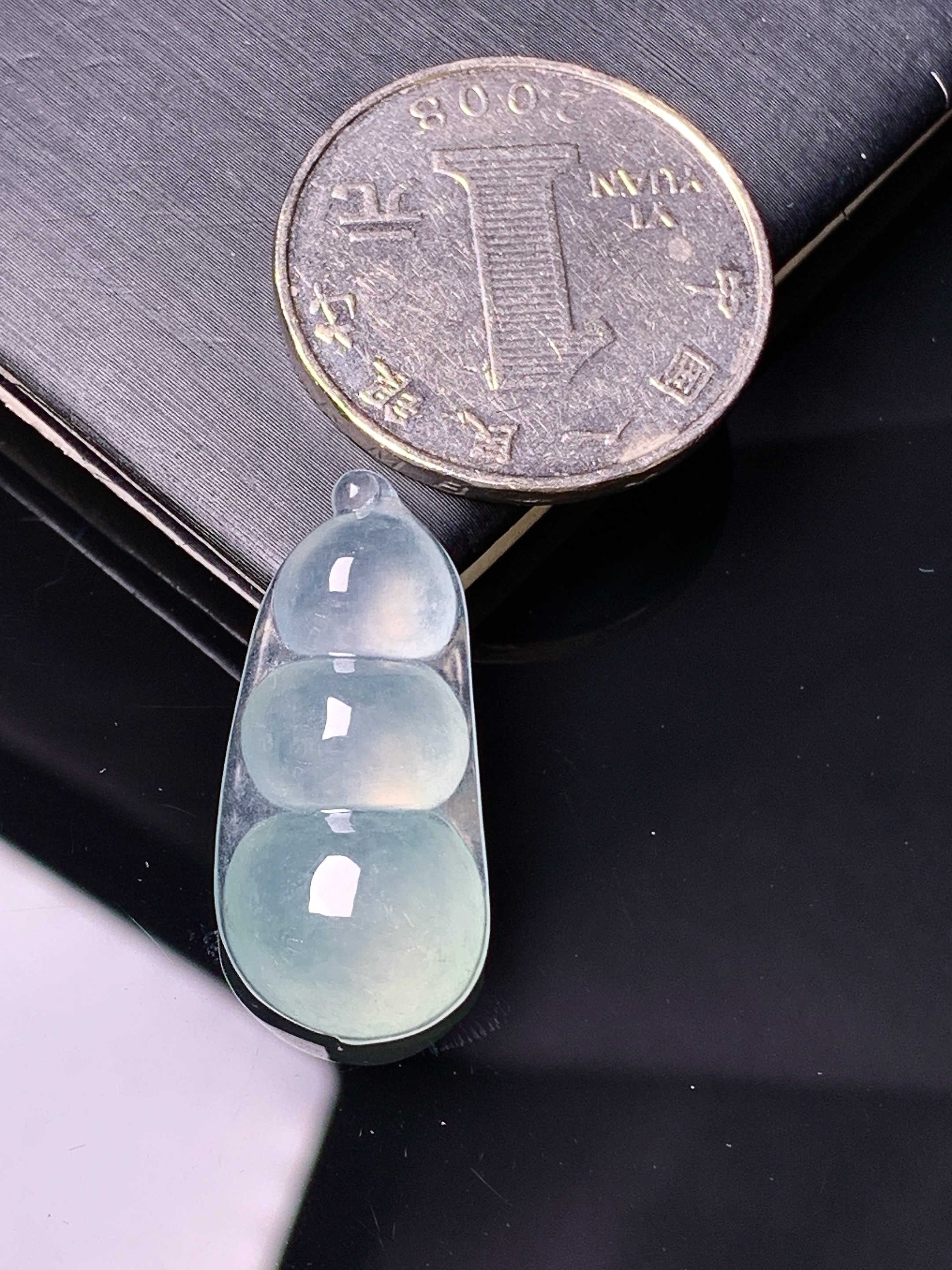 冰种四季豆吊坠 玉质细腻 色泽艳丽清新 水润亮眼 整体尺寸27*12.6*6.5 yz