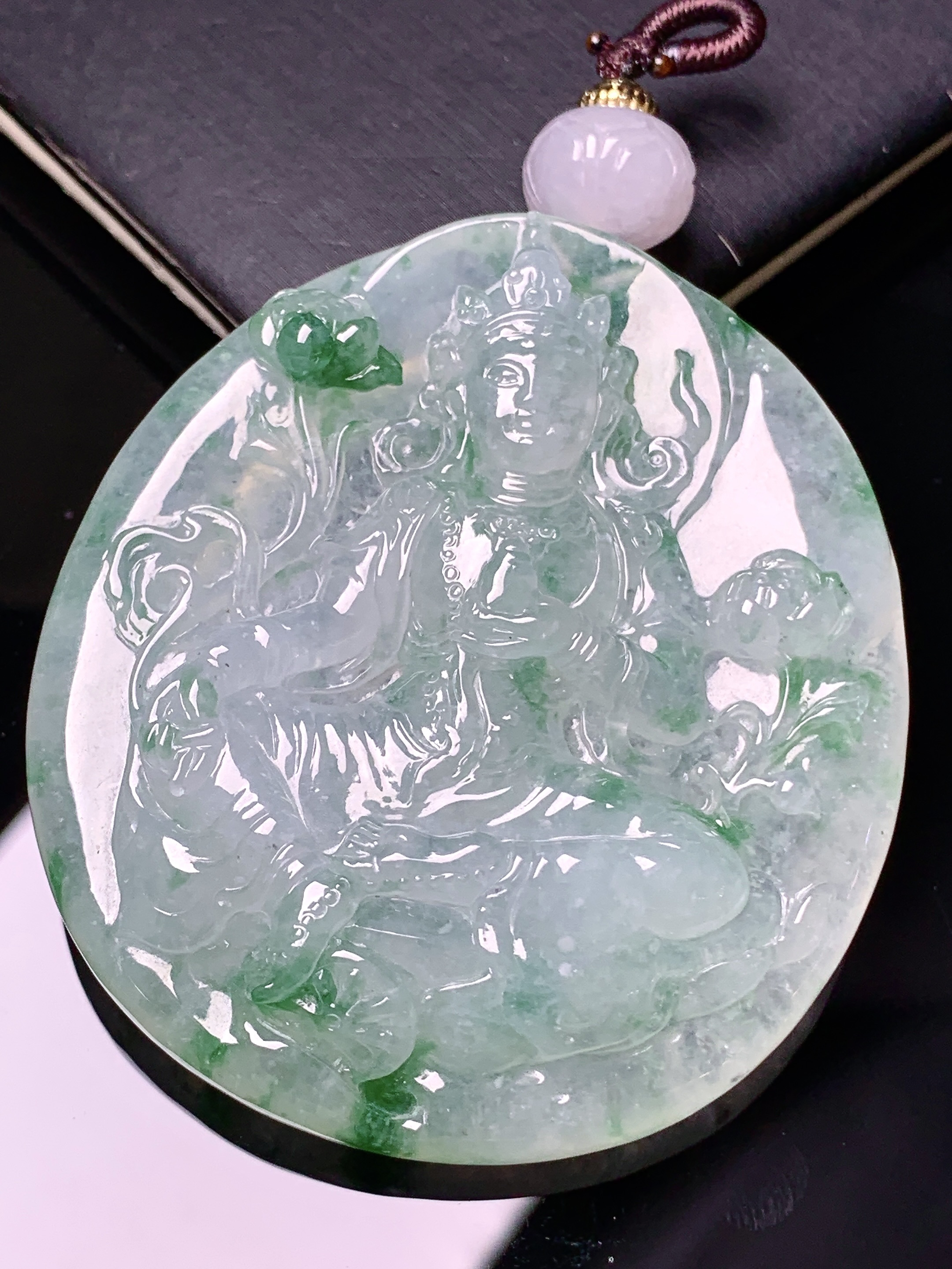 飘绿度母观音菩萨吊坠 玉质细腻 色泽艳丽清新 水润亮眼 整体尺寸53.3*47.8*10.2 e6