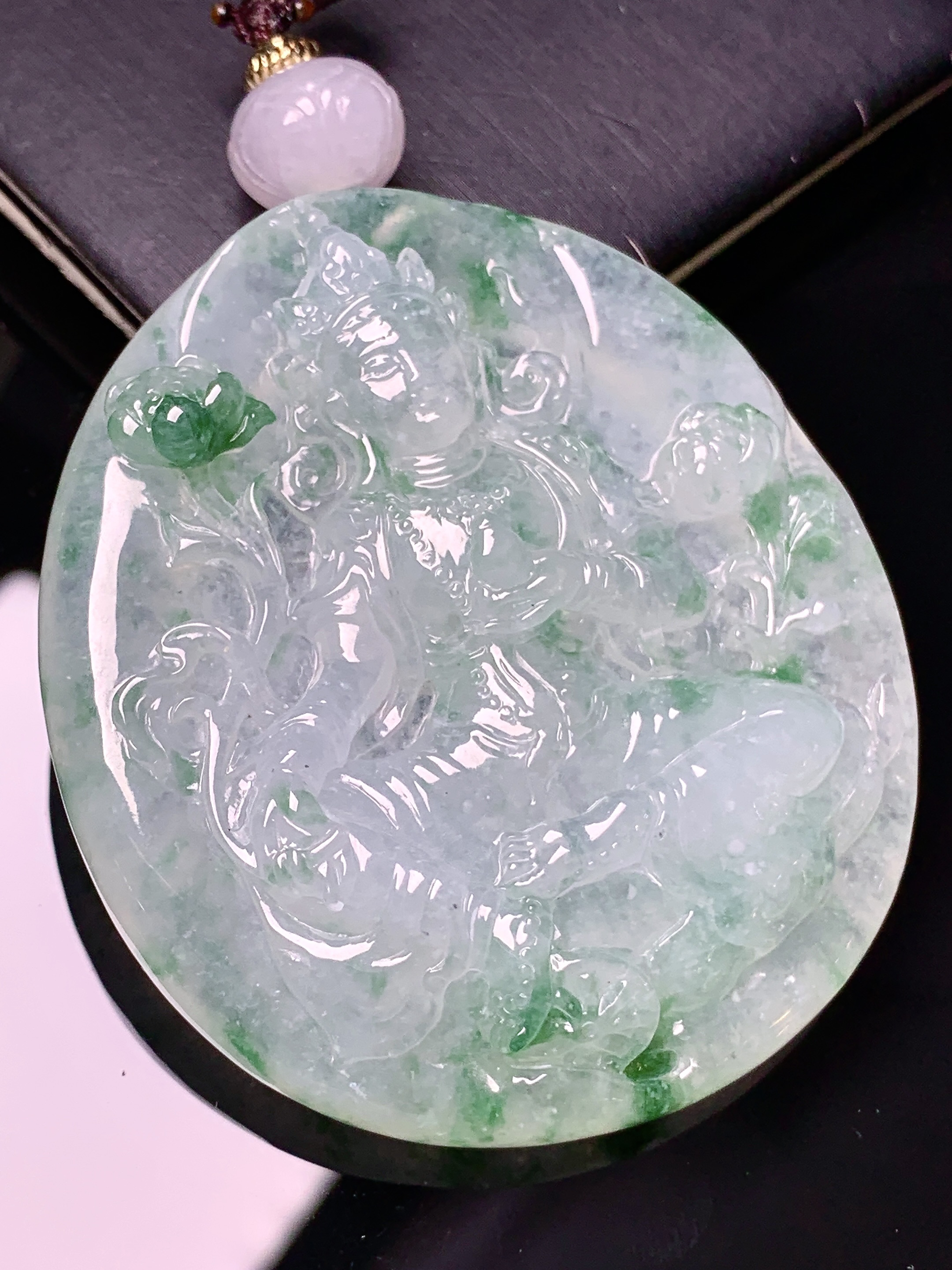 飘绿度母观音菩萨吊坠 玉质细腻 色泽艳丽清新 水润亮眼 整体尺寸53.3*47.8*10.2 e6